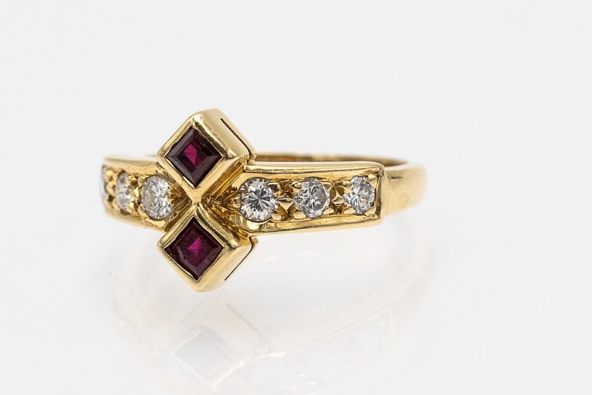Anello d'oro vintage con rubini e diamanti, circa anni '70. In condizioni buone in vendita a Chorzów, PL