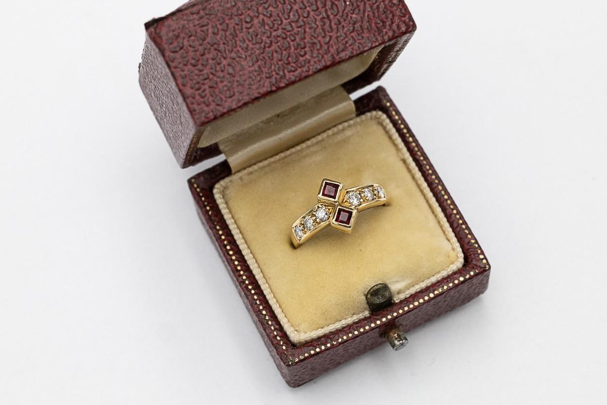 Anello d'oro vintage con rubini e diamanti, circa anni '70. in vendita 1