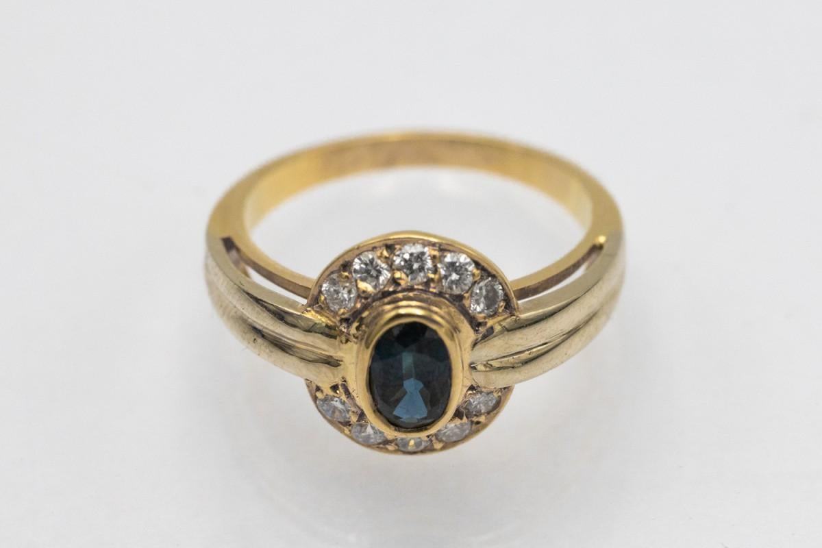 Women's or Men's Vintage gold ring with sapphire and diamonds, France, 1970s. For Sale