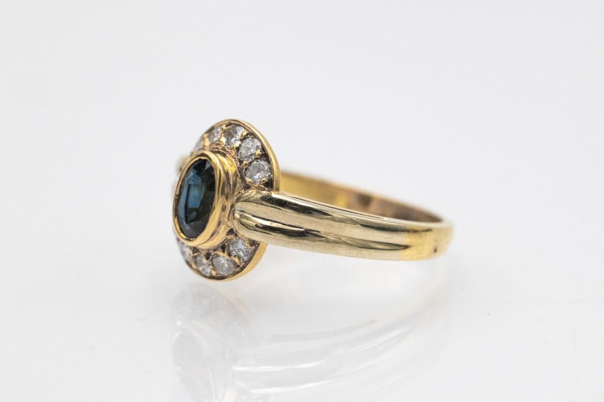 Vintage gold ring with sapphire and diamonds, France, 1970s. For Sale 1