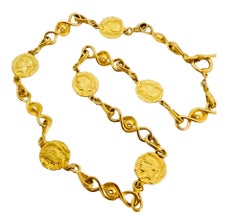 Collana vintage con catena di monete romane d'oro per le sfilate di moda