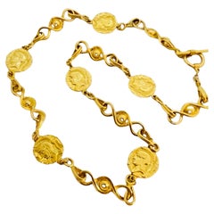 Collana vintage con catena di monete romane d'oro per le sfilate di moda