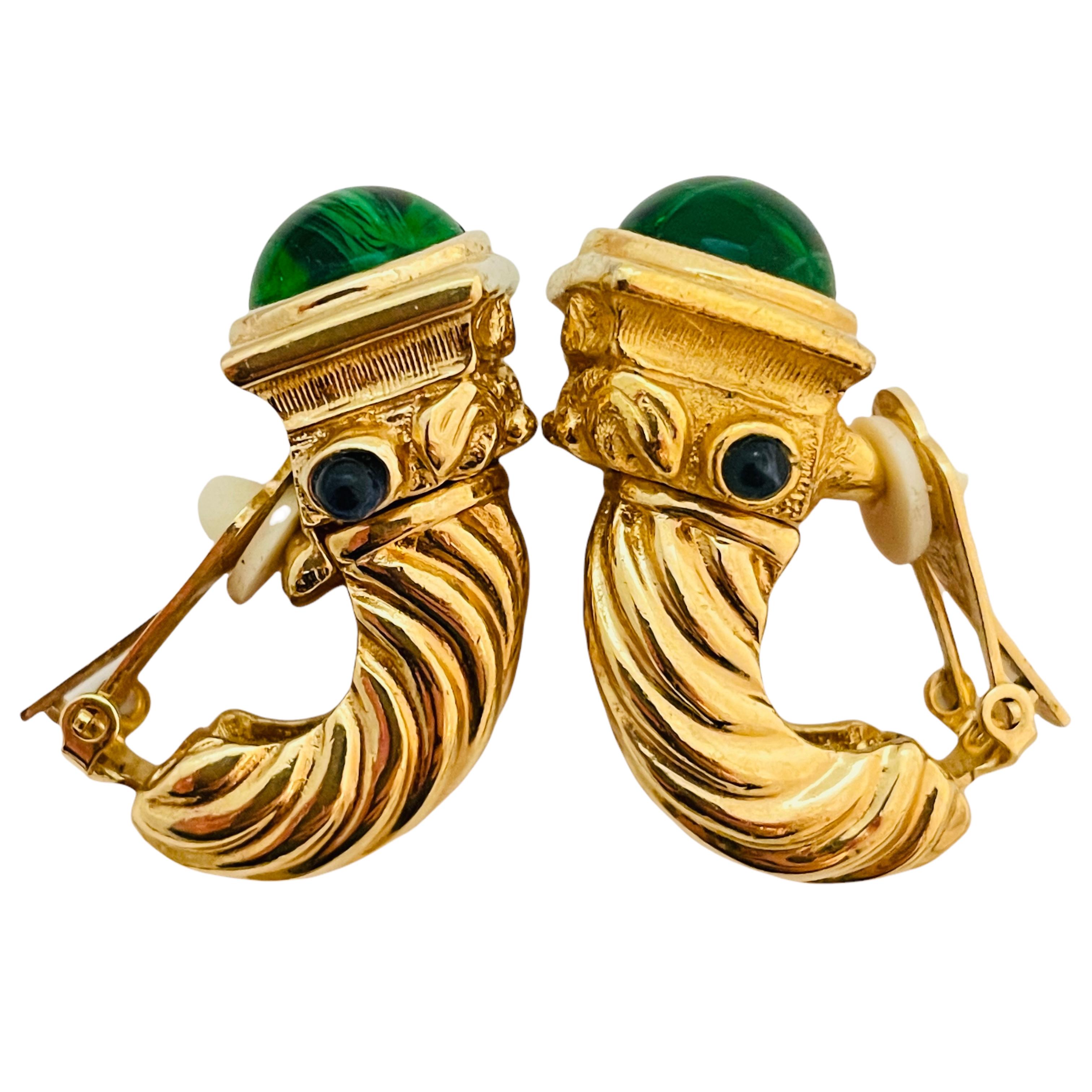 Clips d'oreilles vintage de créateur en forme de cabochon avec corde en or et émeraude en forme de gripoix Pour femmes en vente