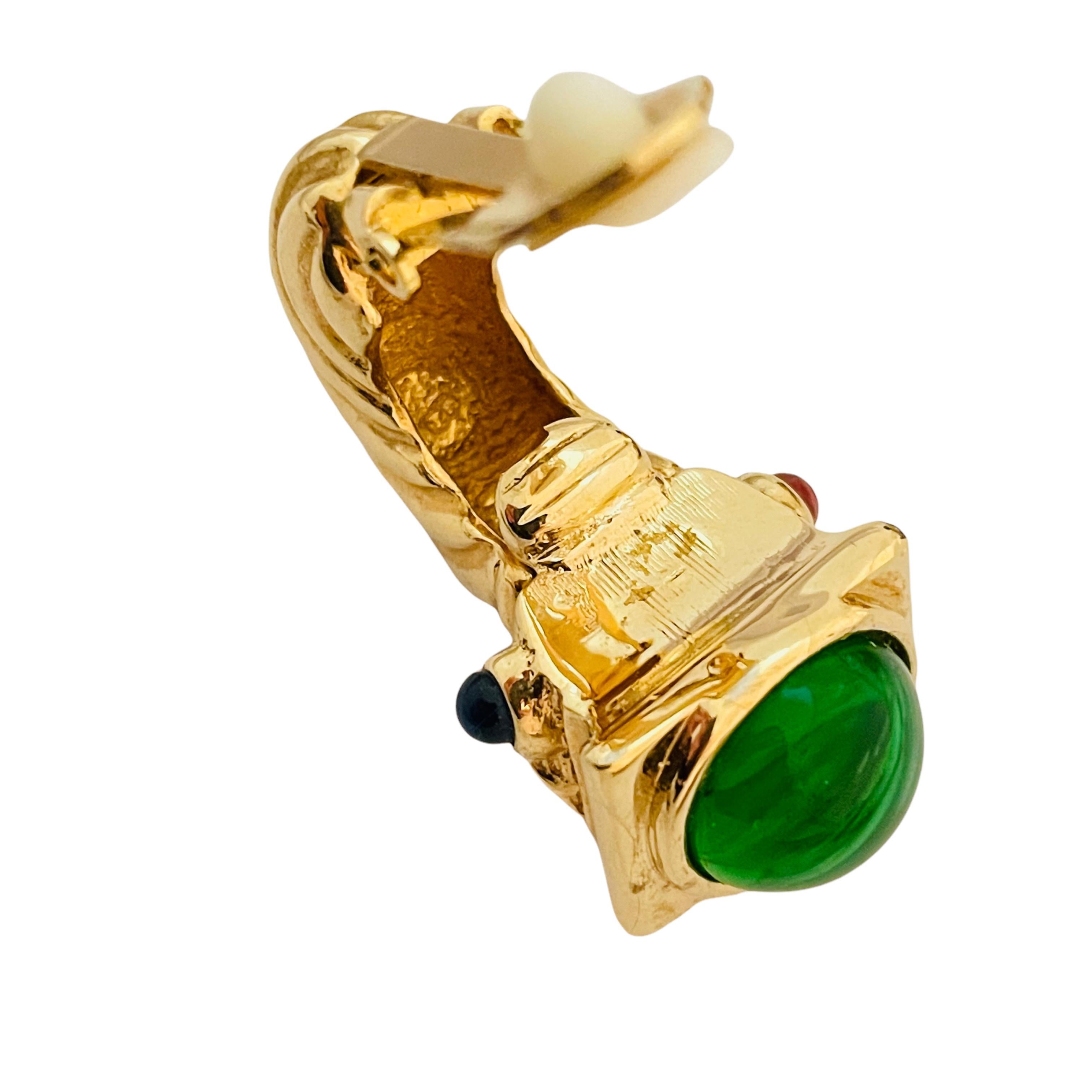 Clips d'oreilles vintage de créateur en forme de cabochon avec corde en or et émeraude en forme de gripoix en vente 2