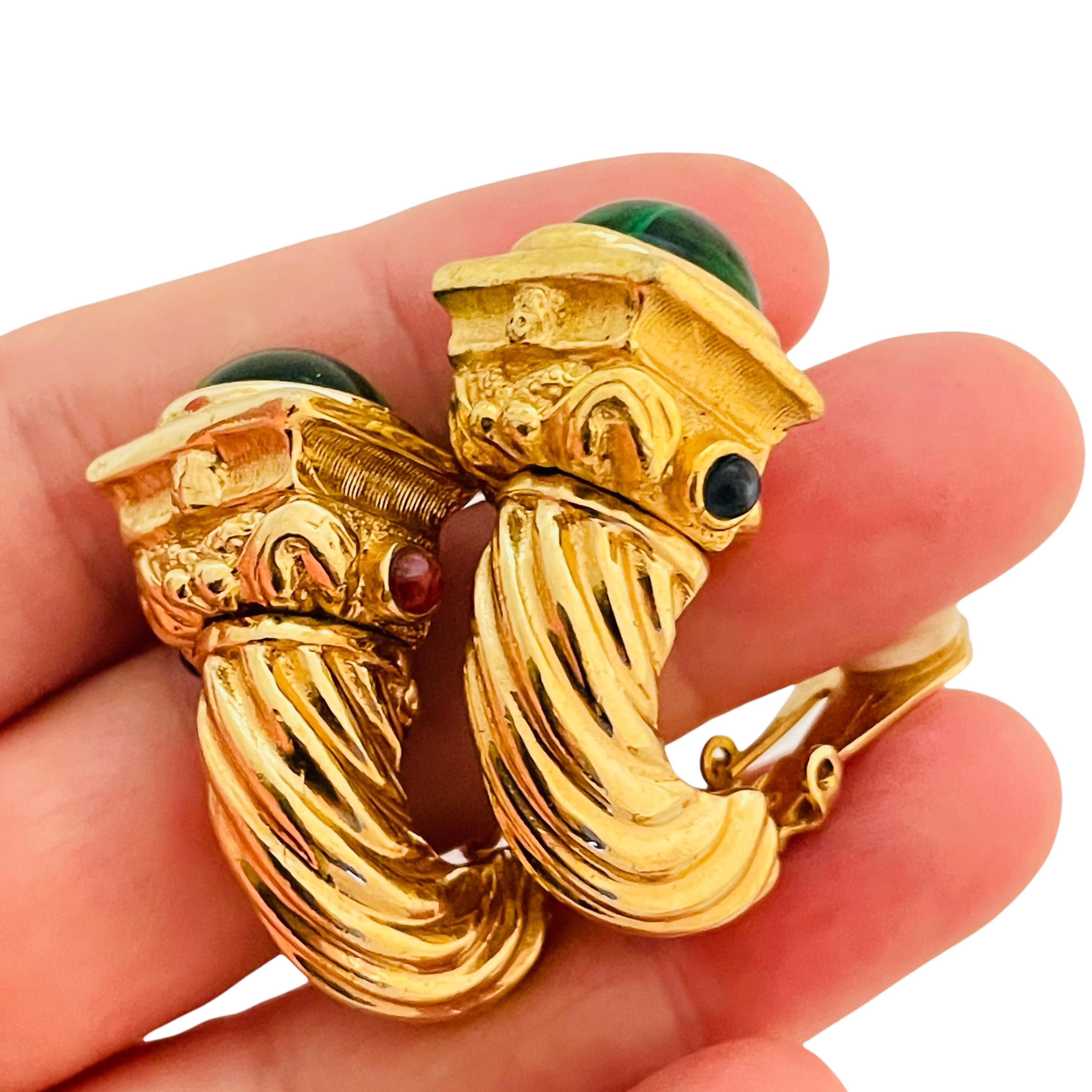 Clips d'oreilles vintage de créateur en forme de cabochon avec corde en or et émeraude en forme de gripoix en vente 3