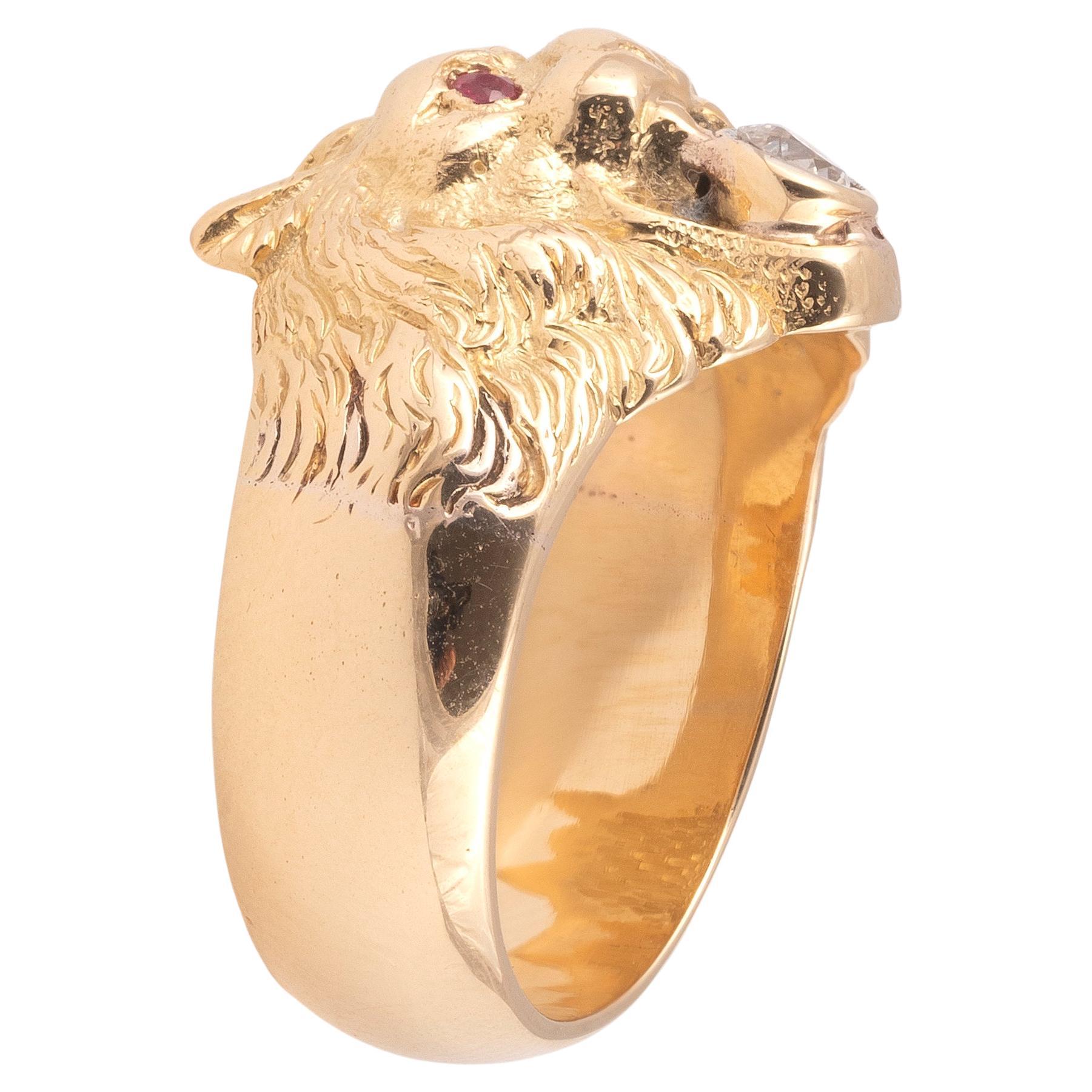 Anillo con cabeza de león adornada con ojos de rubíes y un diamante redondo talla antigua. Engastado en oro amarillo. 
Talla 8
Peso bruto: 18.10 gr.
