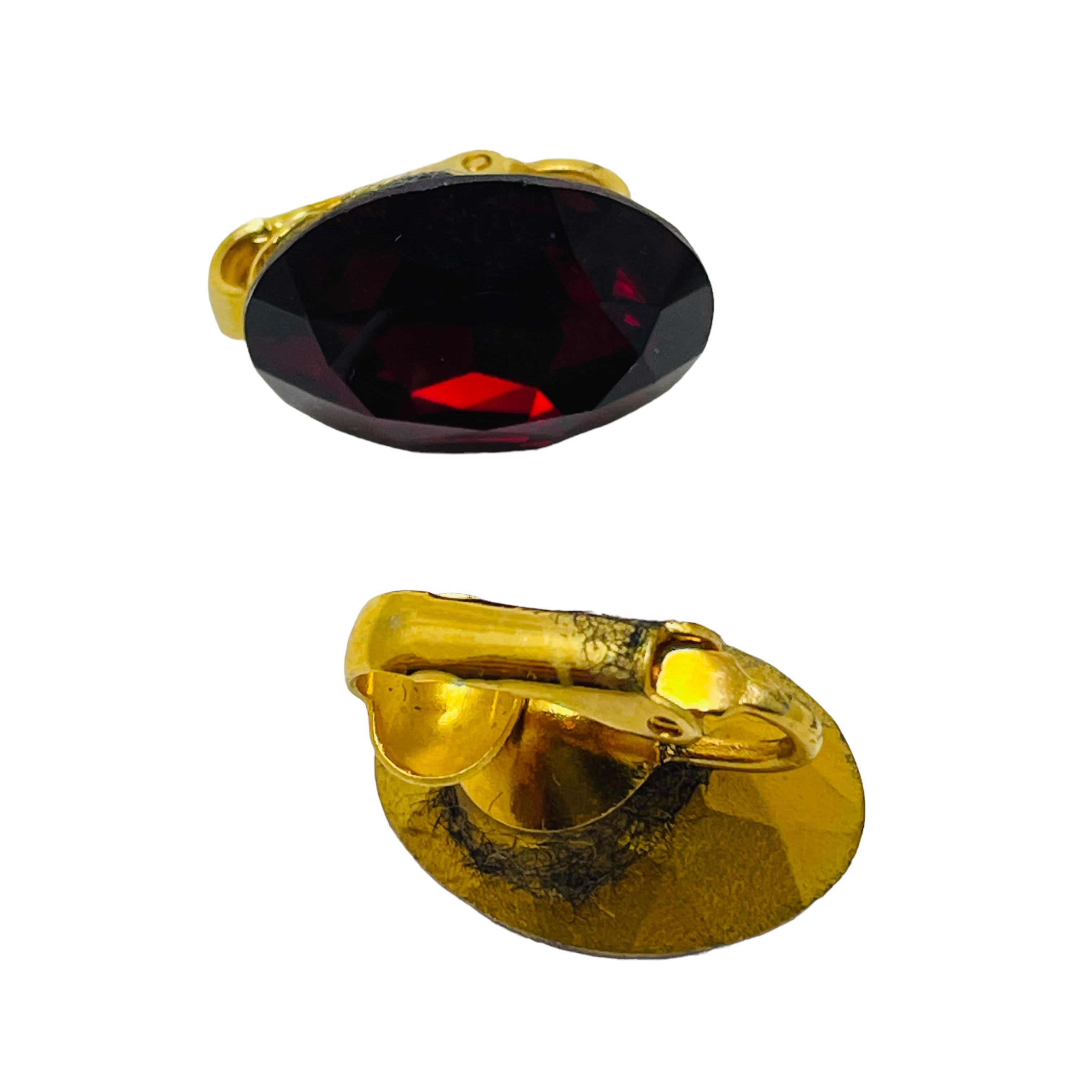 Vintage gold ruby glass designer clip on earrings In Good Condition For Sale In Palos Hills, IL