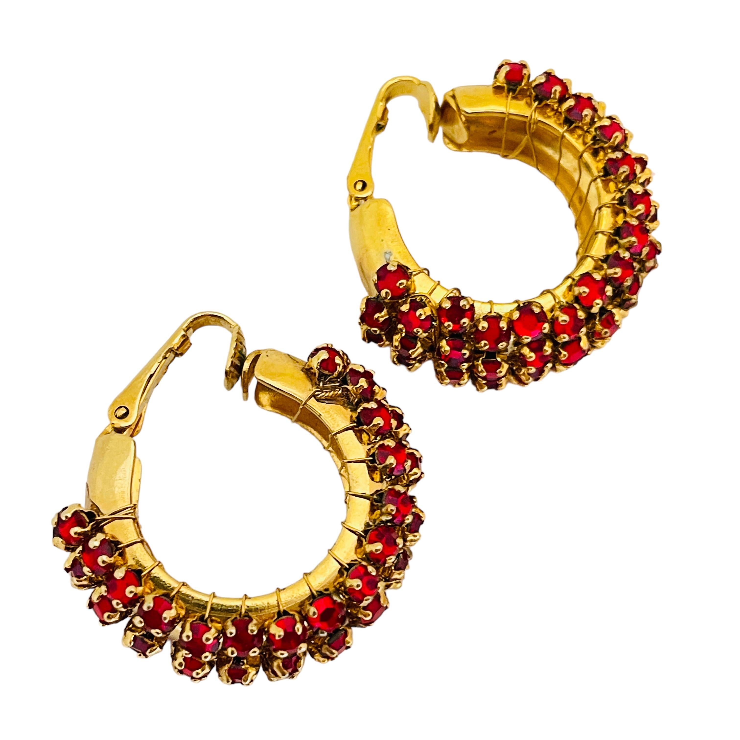 Vintage gold ruby red crystals hoop designer runway clip on earrings In Good Condition For Sale In Palos Hills, IL