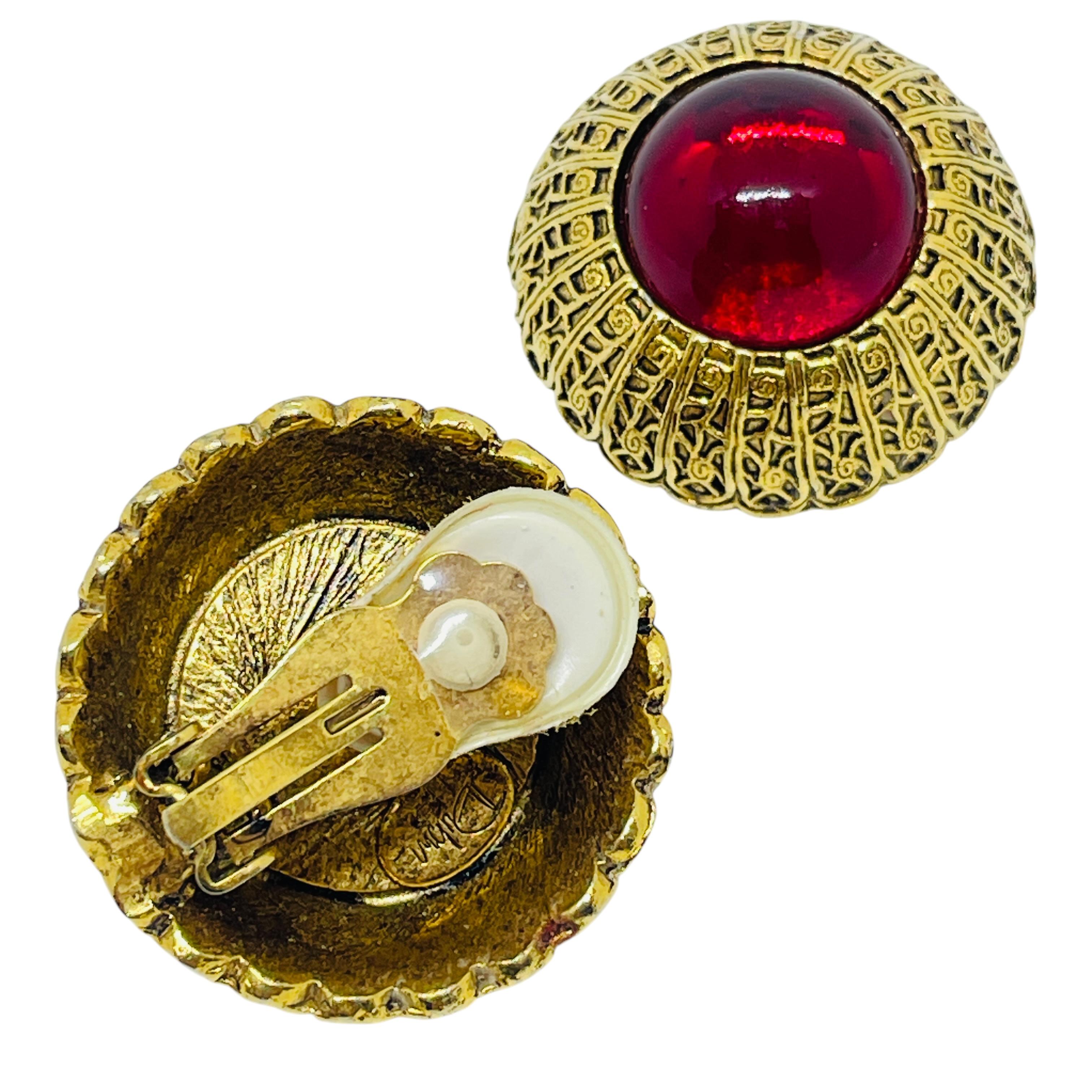 Vintage gold ruby red glass cabochon clip on earrings In Good Condition For Sale In Palos Hills, IL