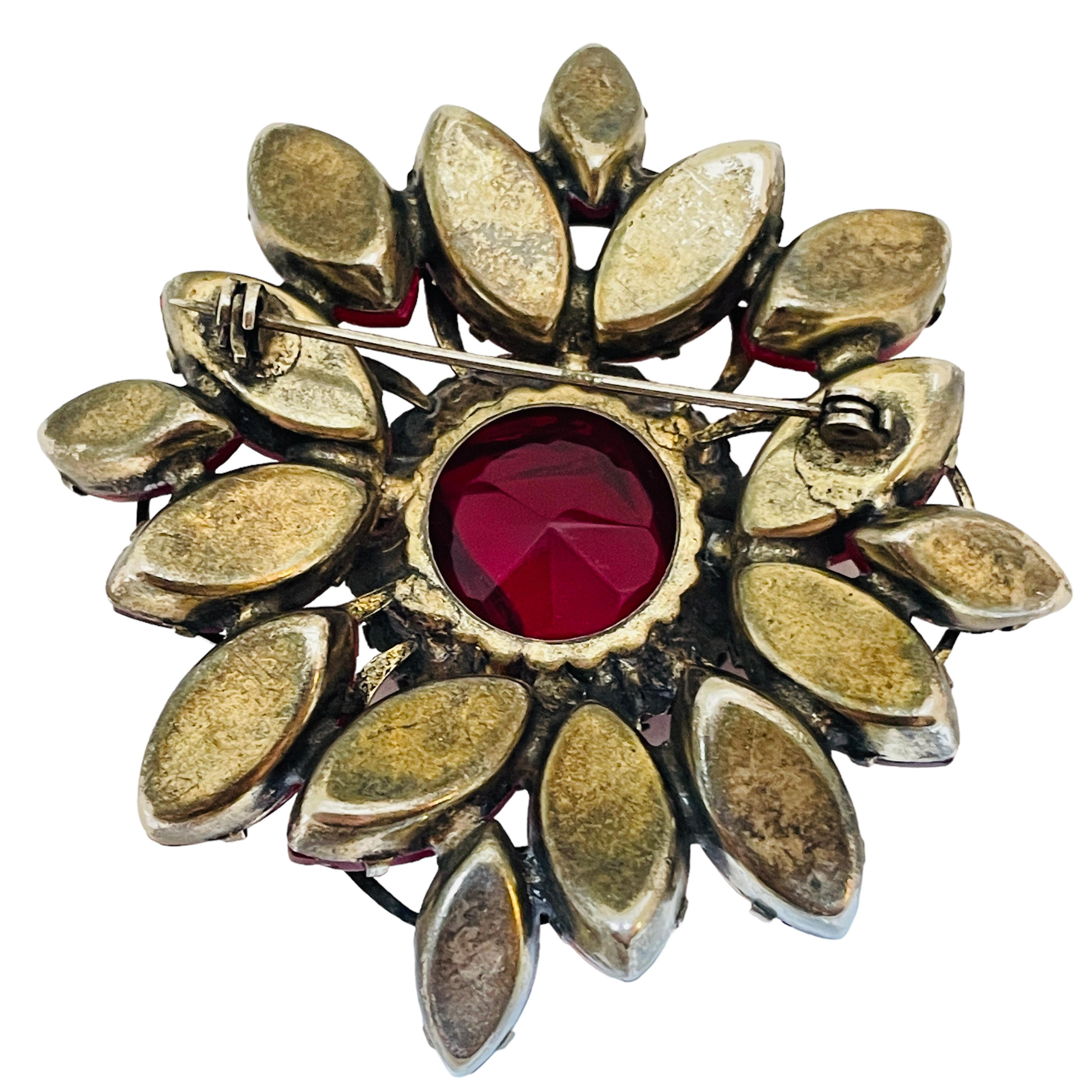Vintage gold ruby red glass designer brooch In Good Condition For Sale In Palos Hills, IL