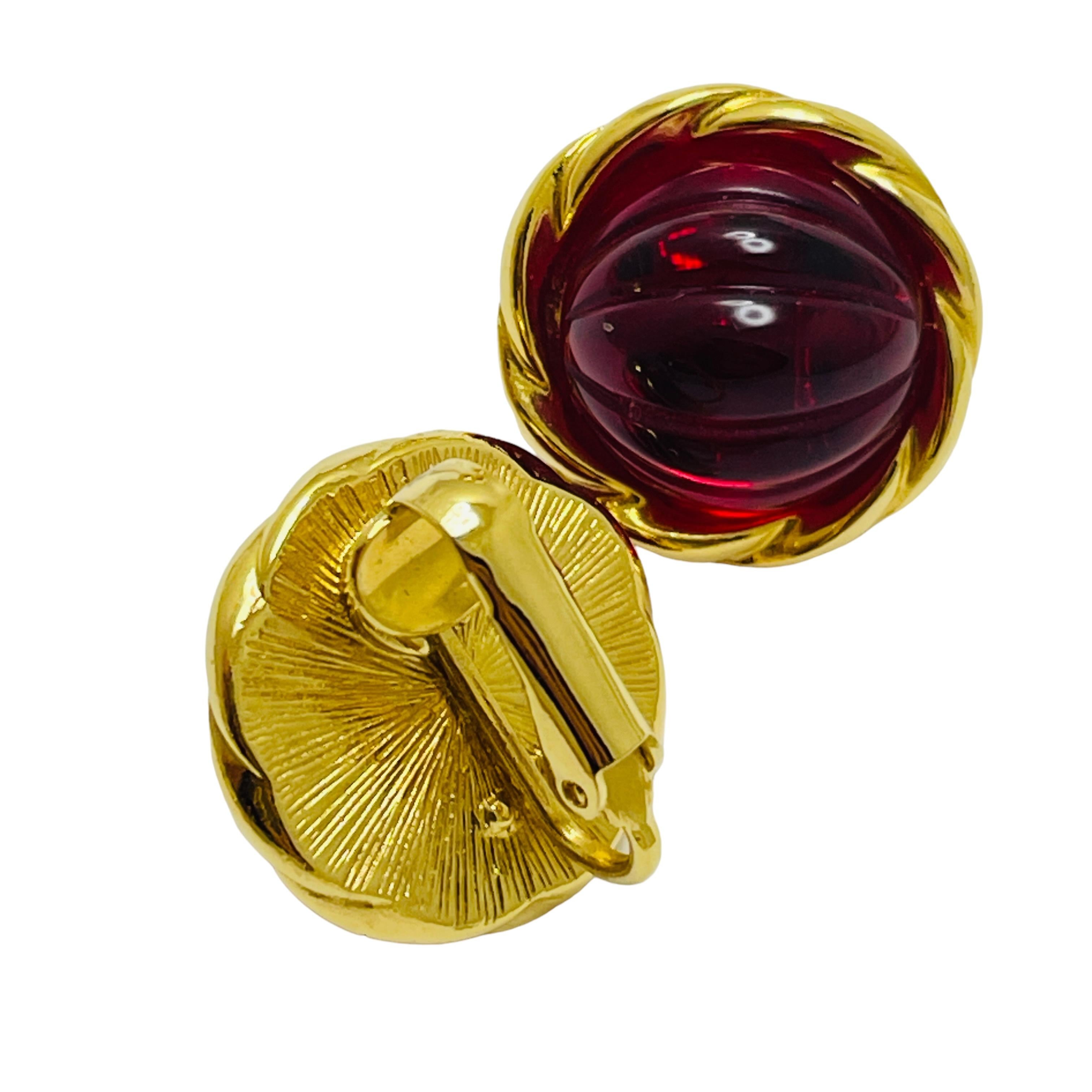 Vintage gold ruby red glass designer clip on earrings In Good Condition For Sale In Palos Hills, IL