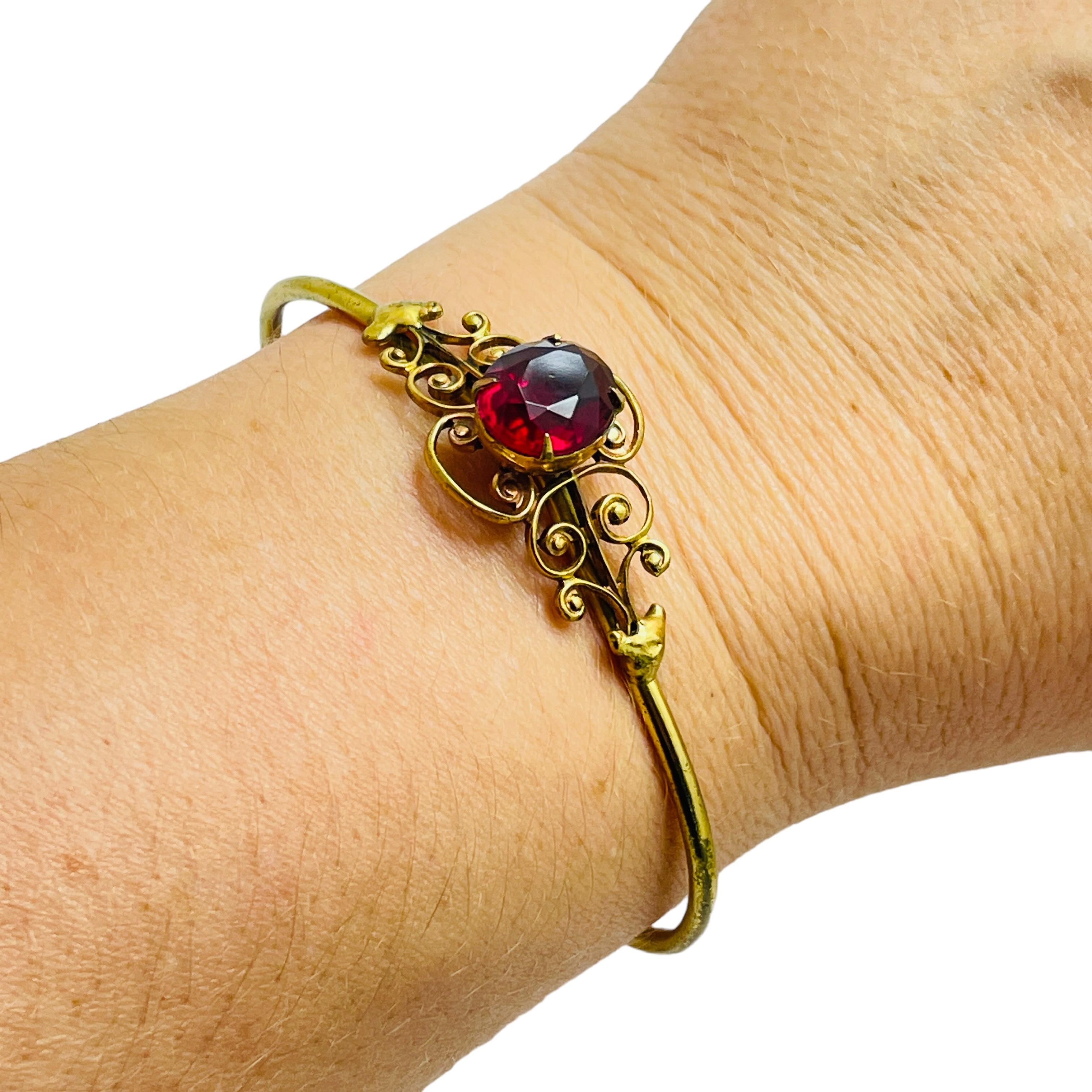 Bracelet manchette vintage en verre rouge rubis doré en vente 1
