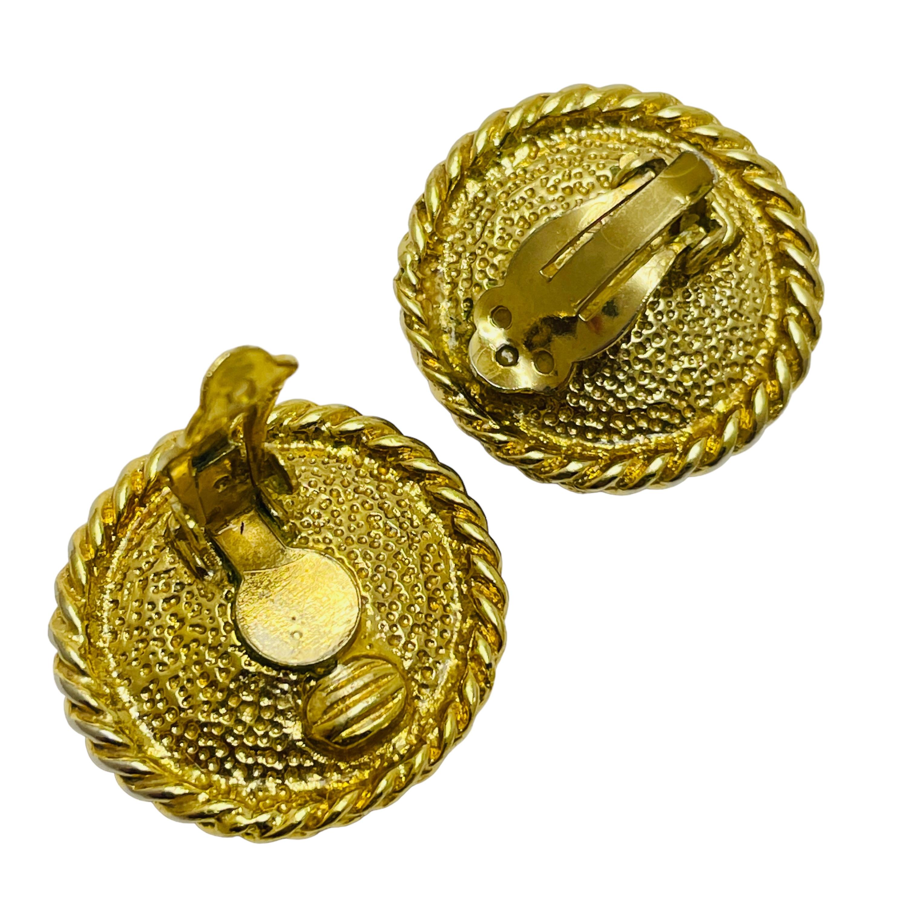 Vintage gold ruby red glass designer runway clip on earrings In Good Condition For Sale In Palos Hills, IL