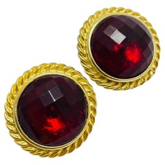 Orecchini a clip d'epoca in oro, rubino e vetro rosso, firmati Runway