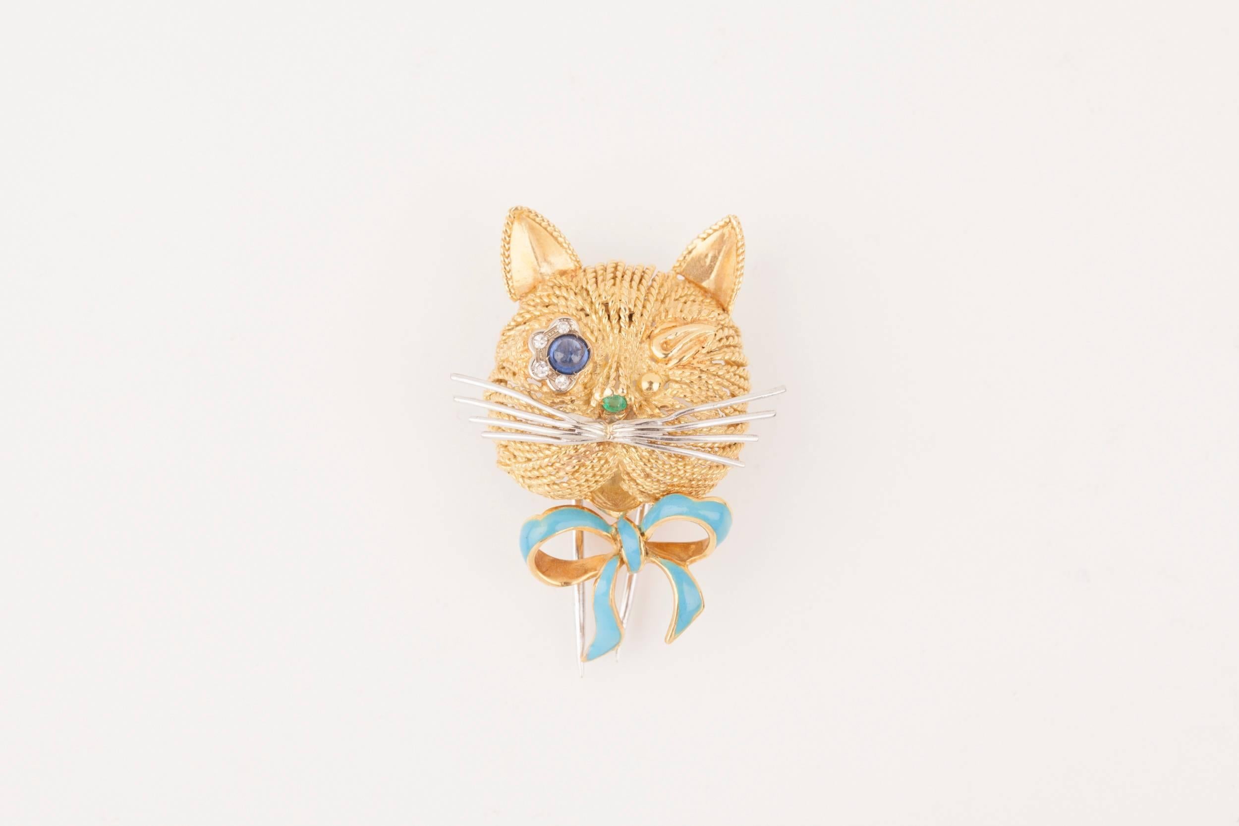 Beautiful and lovely designed Cat brooch. French made circa 1970.
Made in gold 18K(french marks), enamel, saphir and diamonds.
Weight: 12.20 grams.
