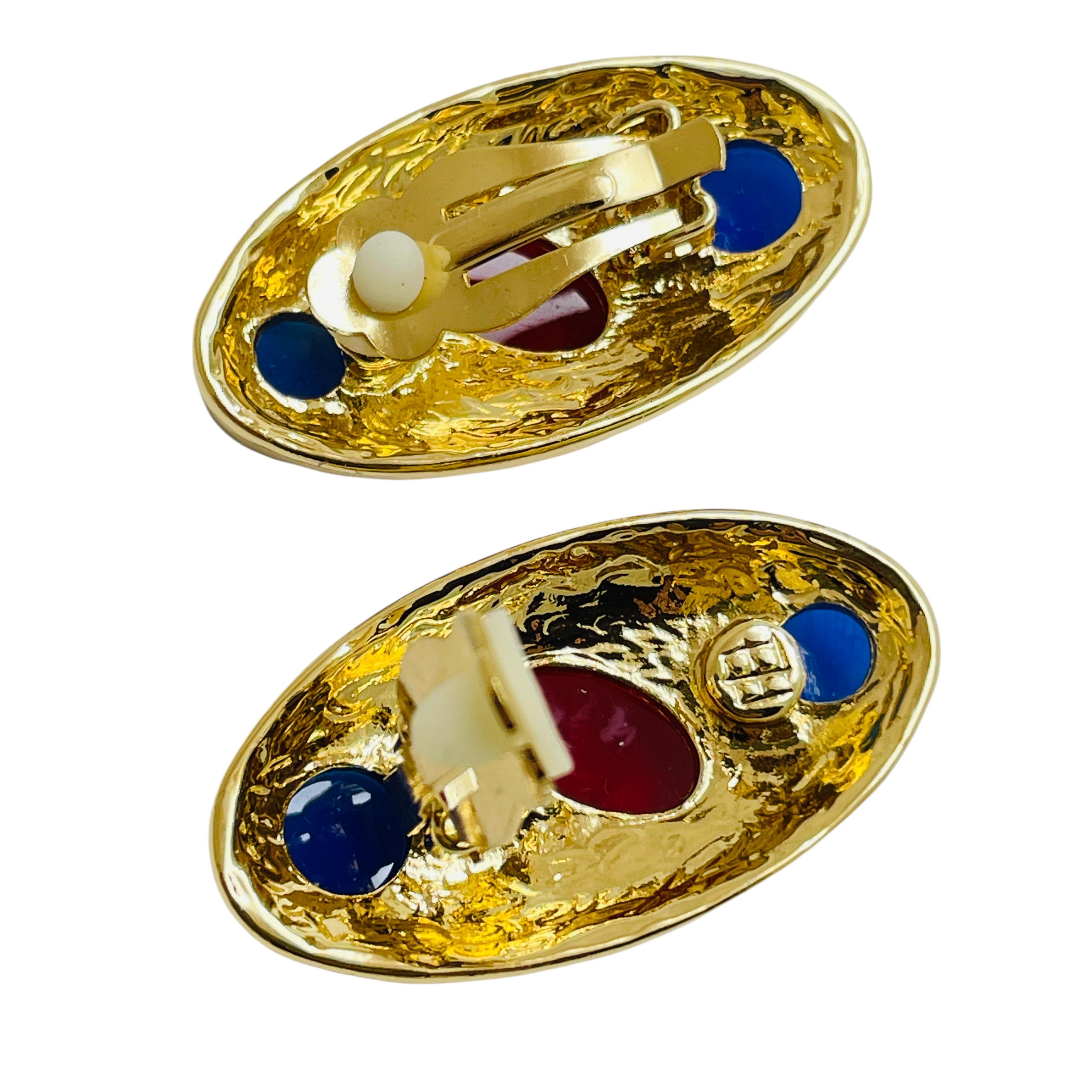 Donna Orecchini a clip d'epoca in oro, zaffiro, rubino e vetro, firmati da designer, con chiusura a scatto in vendita