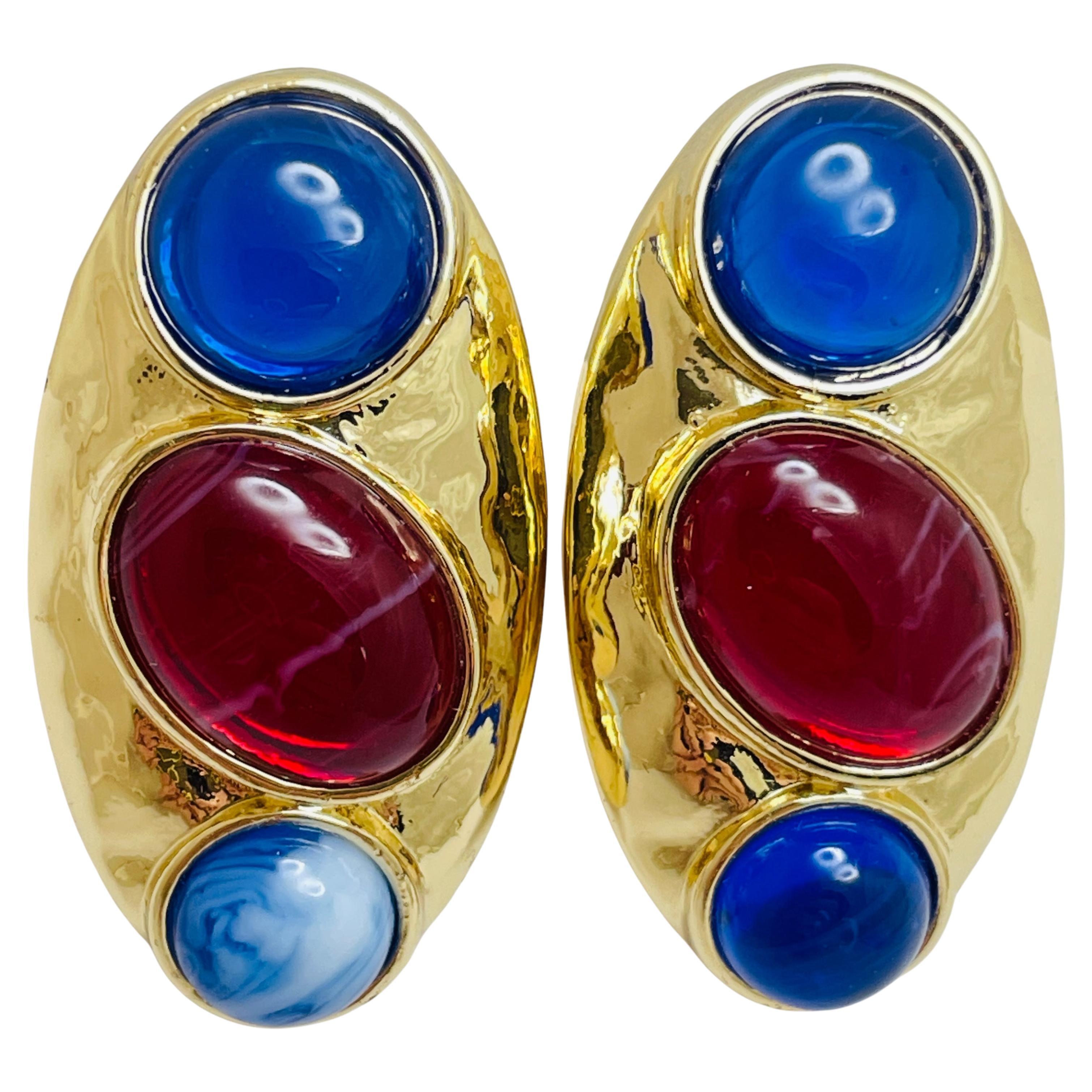 Orecchini a clip d'epoca in oro, zaffiro, rubino e vetro, firmati da designer, con chiusura a scatto