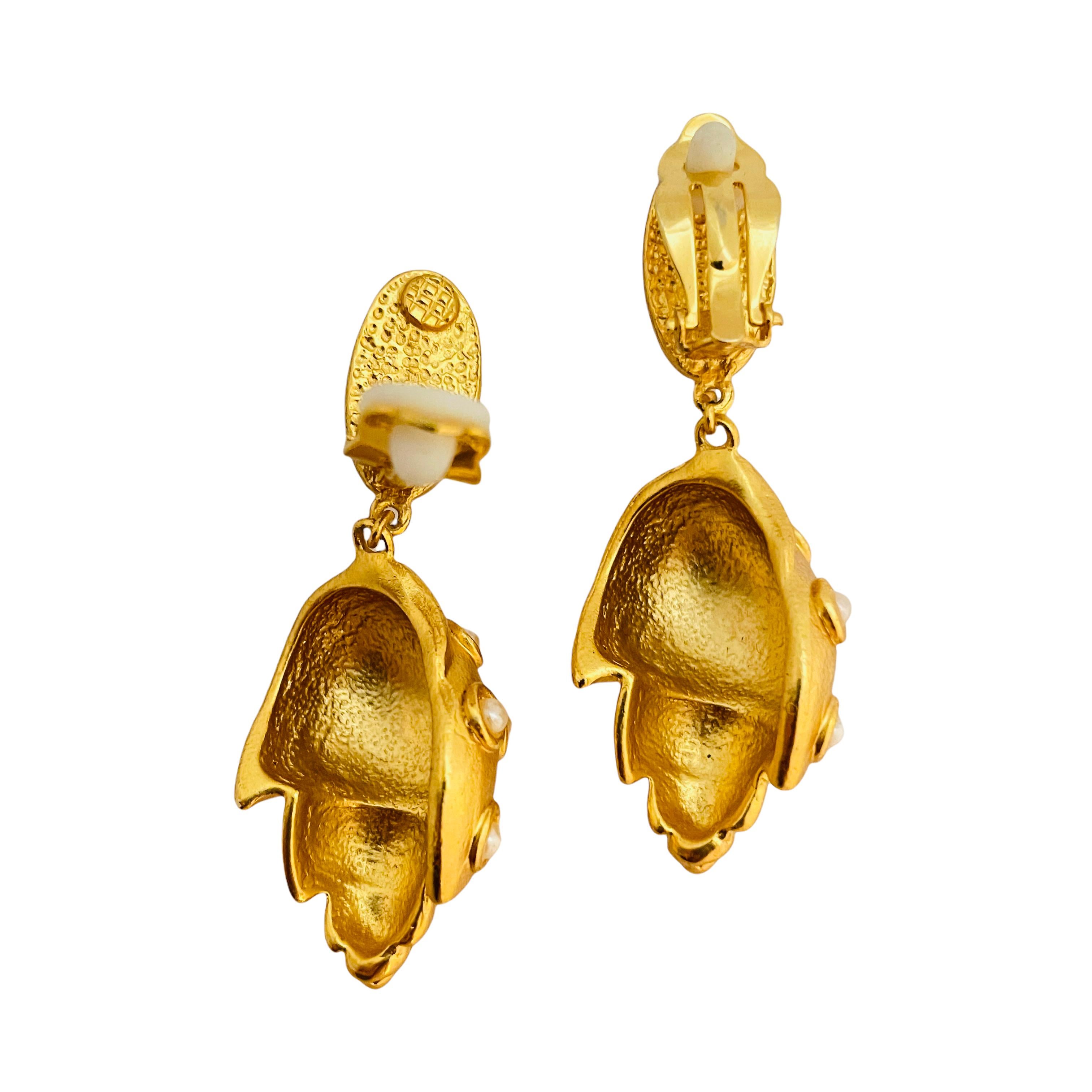 Gold Muschel-Emaille-Perlen-Designer-Laufsteg-Clip-Ohrringe aus Gold im Zustand „Gut“ im Angebot in Palos Hills, IL