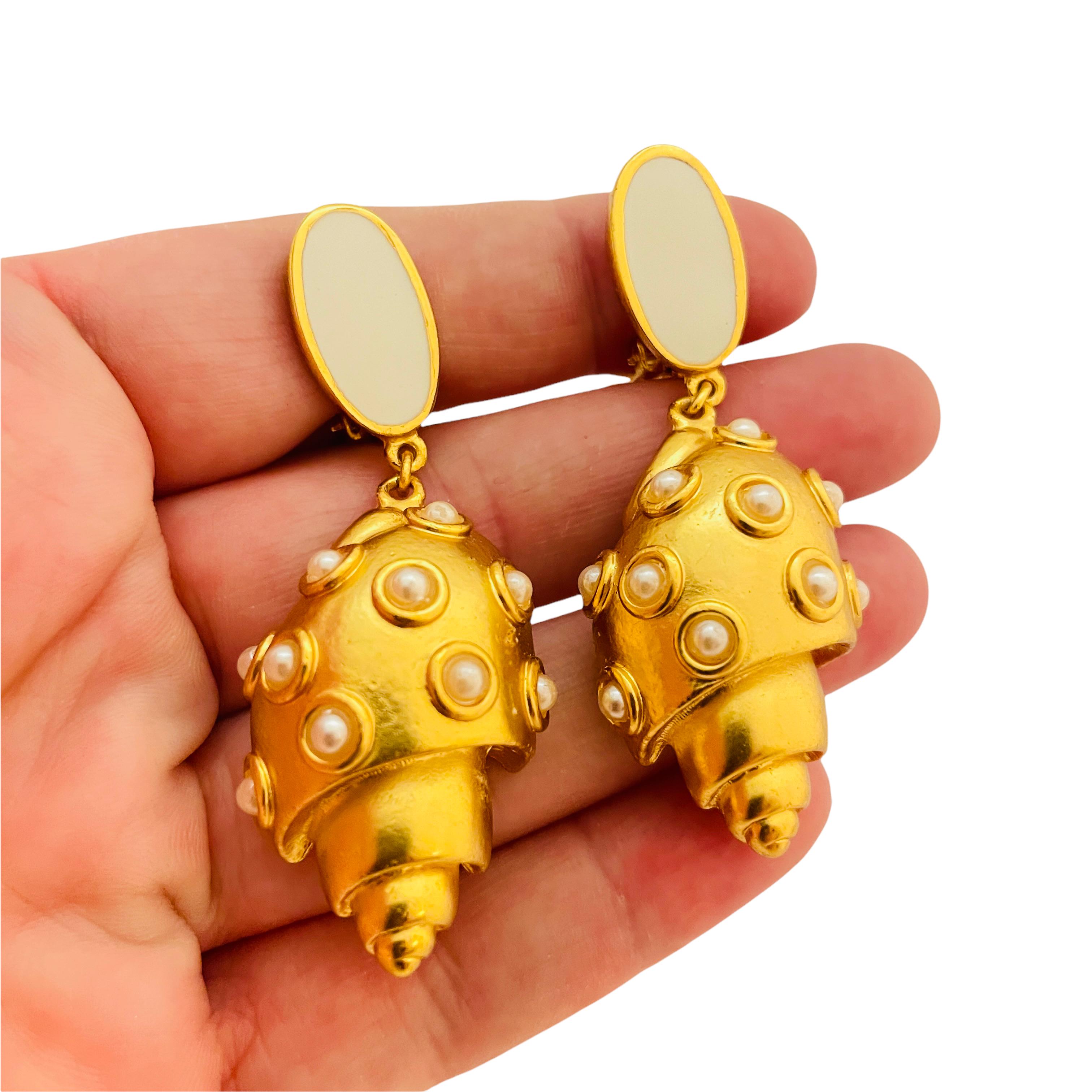 Women's Vintage gold sea shell enamel pearl designer runway clip on earrings For Sale