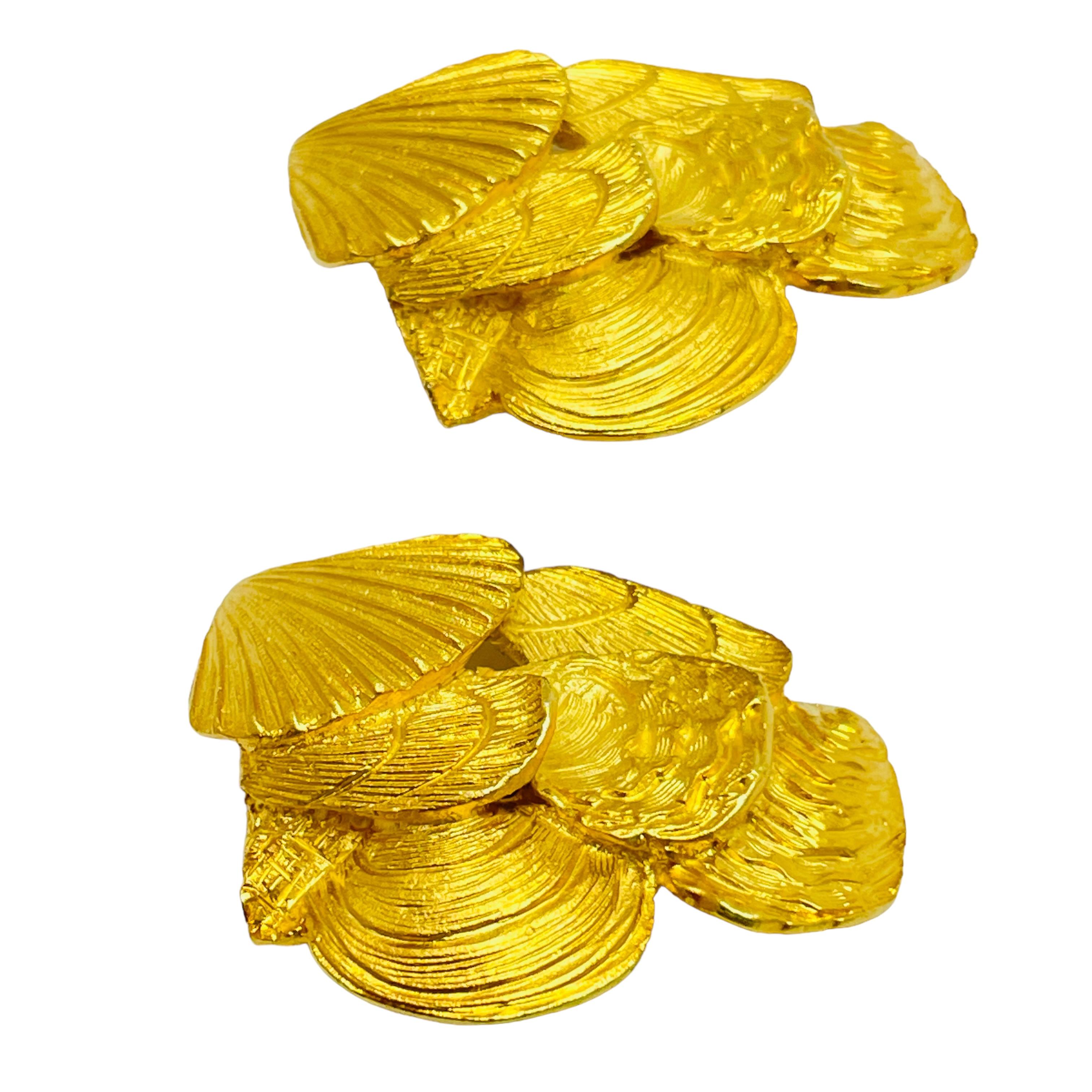 DETAILS

• unsigne 

• gold tone 

• vintage designer earrings

MEASUREMENTS  

• 

CONDITION

•  very good vintage condition with minimal signs of wear 

 Sku 44

❤️❤️  VINTAGE DESIGNER JEWELRY ❤️❤️

❤️❤️  ALEXANDER’S BOUTIQUE  ❤️❤️