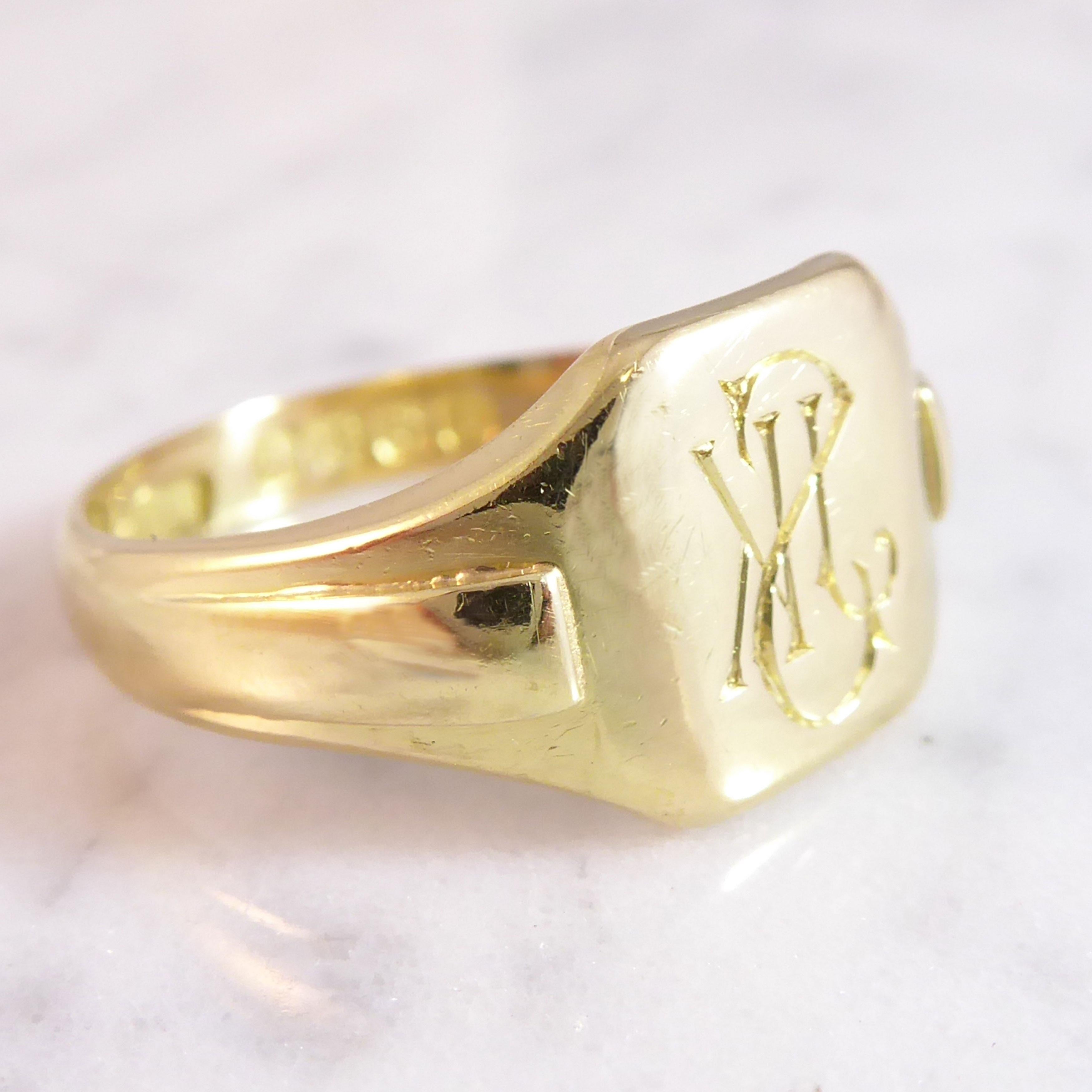 Wonderful quality vintage gold signet ring.  The top is an overall square shape, measuring approx. 0.32