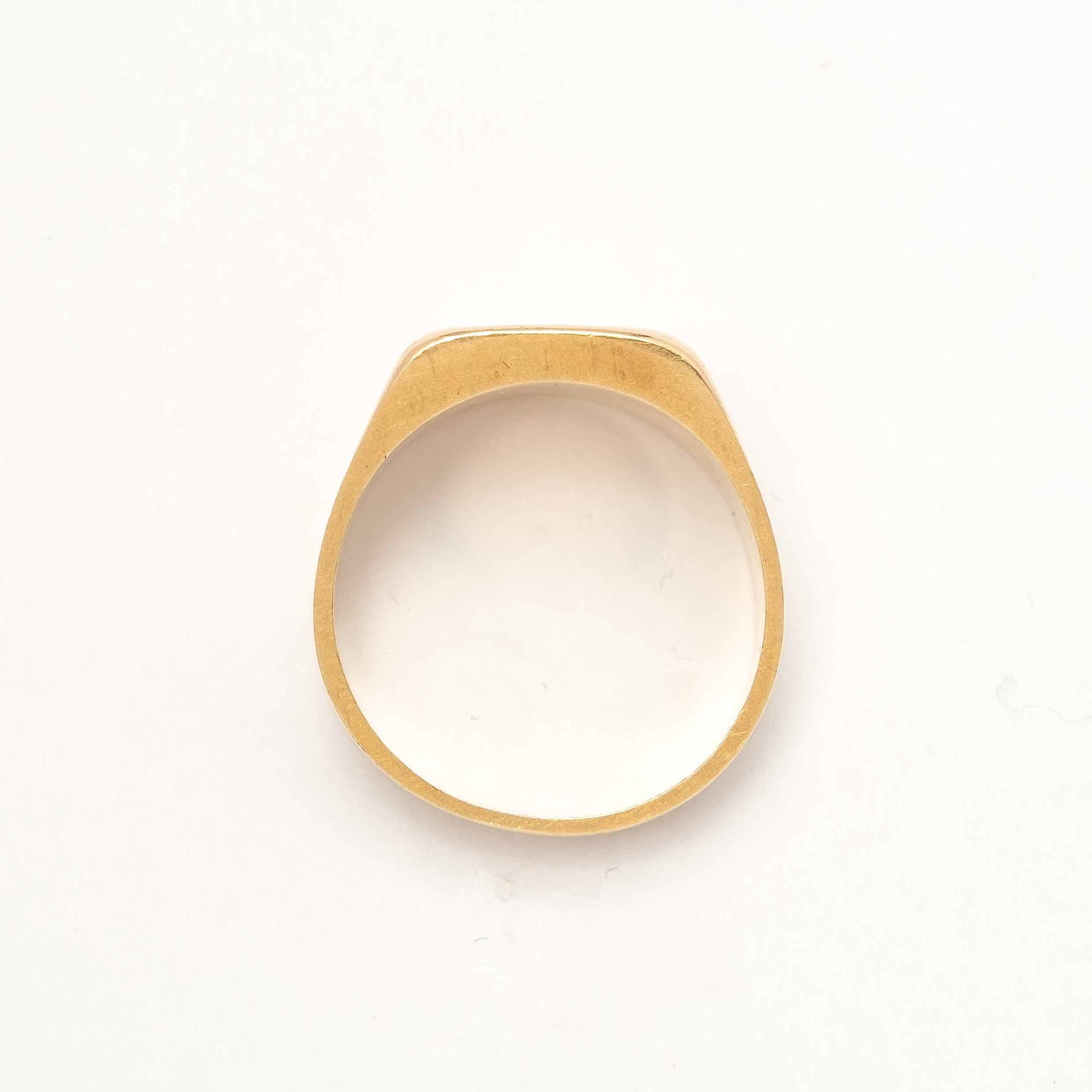 Anillo de sello vintage engastado en oro de 18 ct con el escudo de armas de la República de San Marino grabado.

Lo más destacado:
- Oro de 18 ct
- Vintage

Medidas
- Largo 1,3 cm x ancho 1,9 cm
- Peso 13,3 g
- Anillo italiano talla 20 (puede