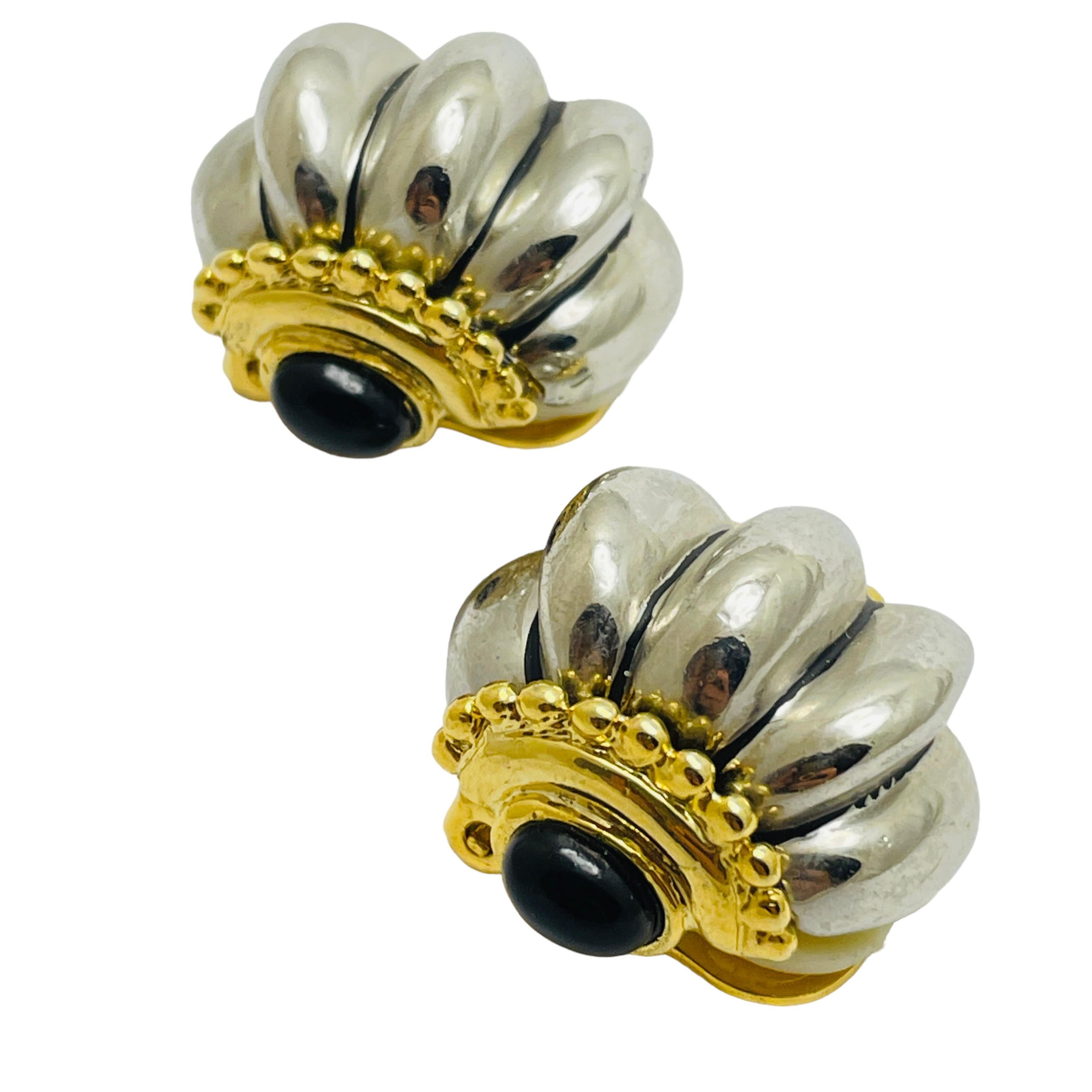 DETAILS

• unsigned   

• gold and silver tone with black cabs

• vintage designer runway earrings  

MEASUREMENTS  

• 

CONDITION

•  very good vintage condition with minimal signs of wear 

 Sku 40

❤️❤️  VINTAGE DESIGNER JEWELRY ❤️❤️

❤️❤️ 