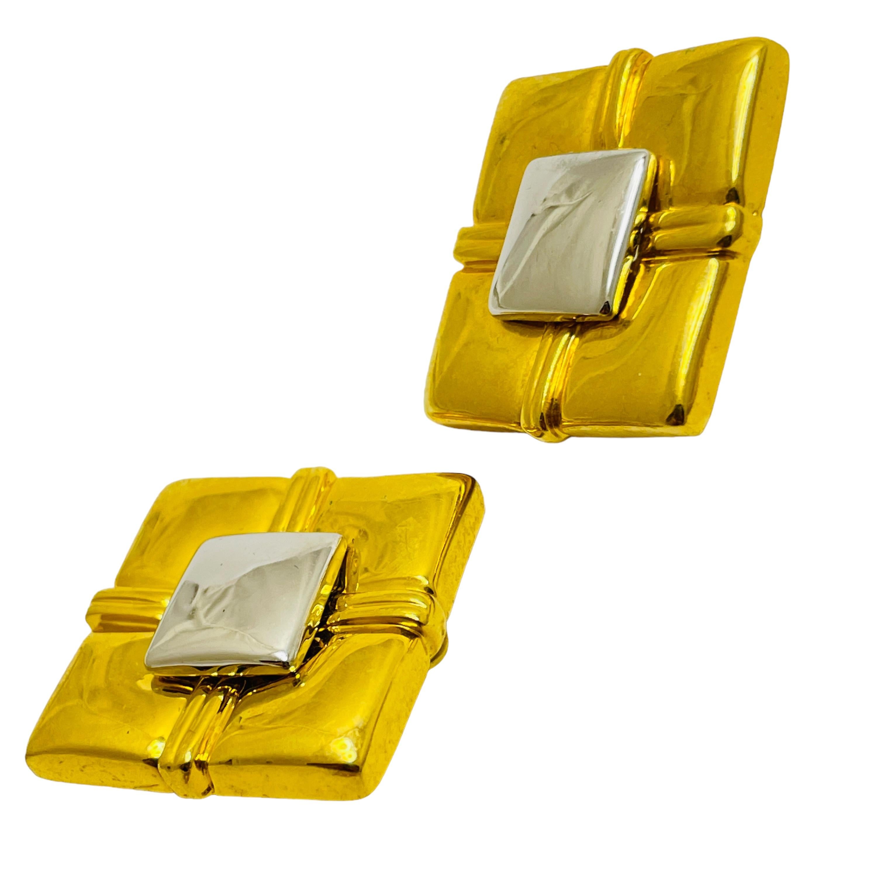DETTAGLI

- senza segno 

- tonalità oro e argento 

- orecchini vintage di design

MISURE  

- 1 1/8