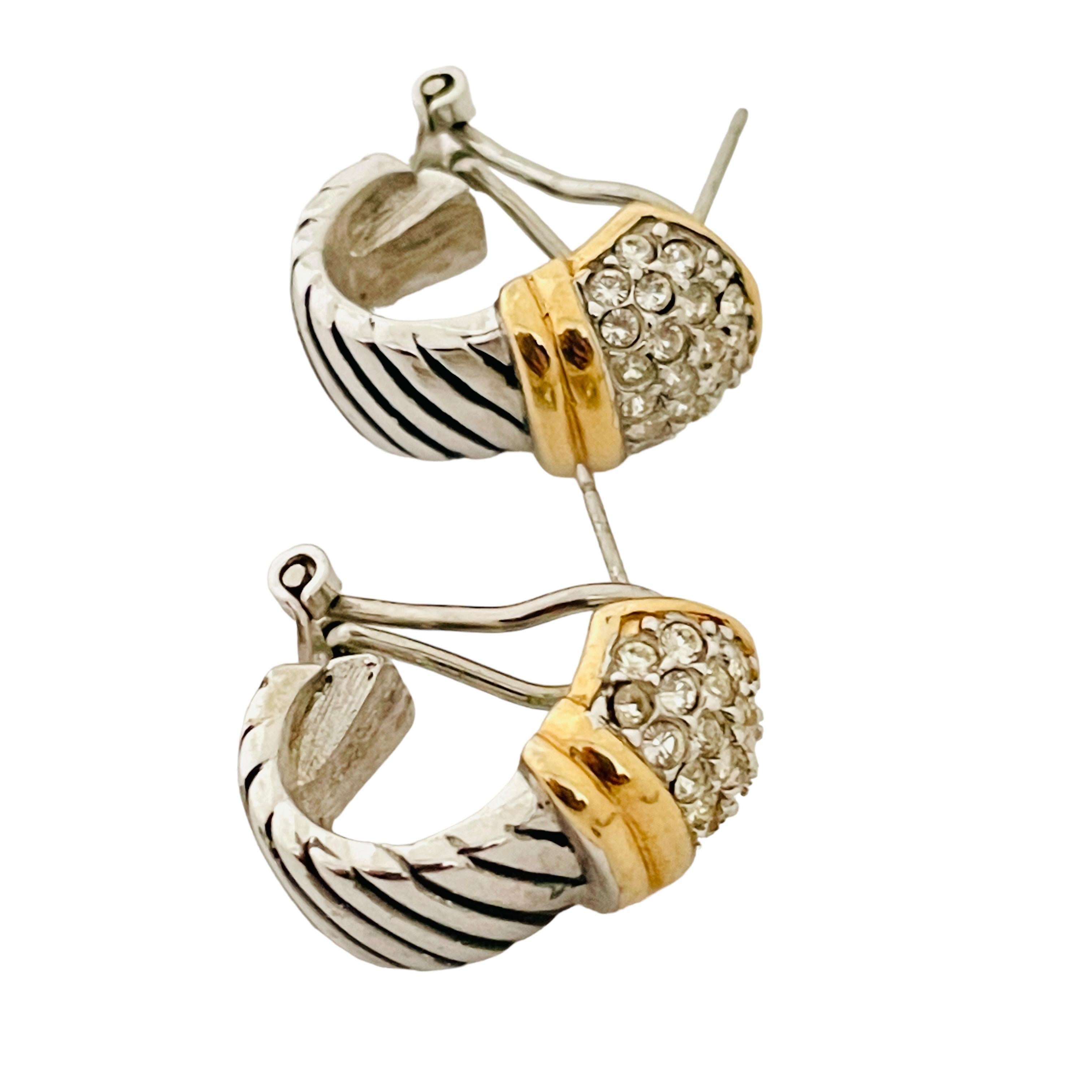 DETAILS

- • ohne Vorzeichen

- • gold- und silberfarben mit Strasssteinen  

- • Vintage-Designer-Ohrringe

MASSNAHMEN  

- • 

CONDIT

- •  sehr guter Vintage-Zustand mit minimalen Gebrauchsspuren 

 Erzeugnis 46

❤️❤️  VINTAGE-DESIGNER-SCHMUCK