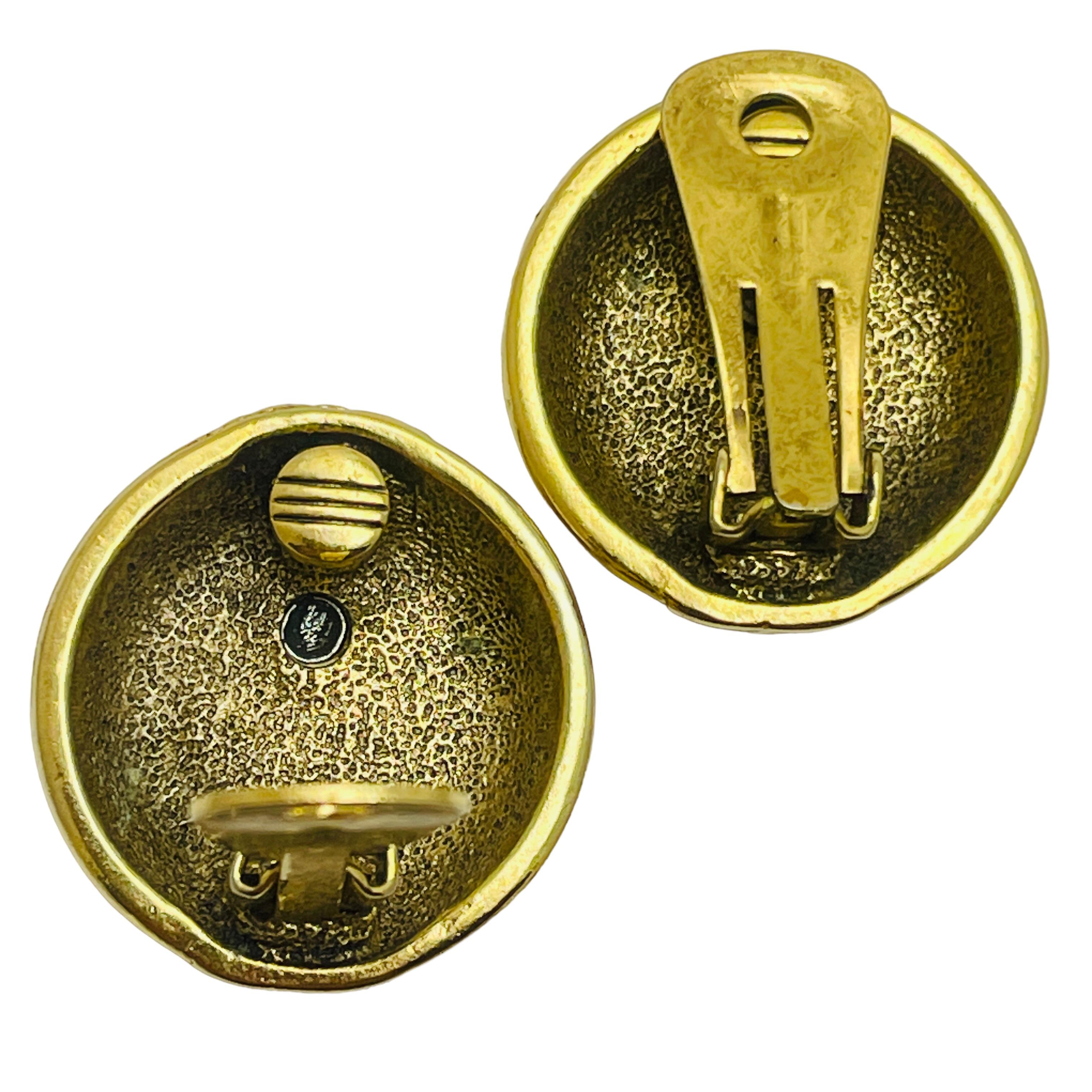 Vintage gold silver tone coin etruscan designer clip on earrings In Good Condition For Sale In Palos Hills, IL