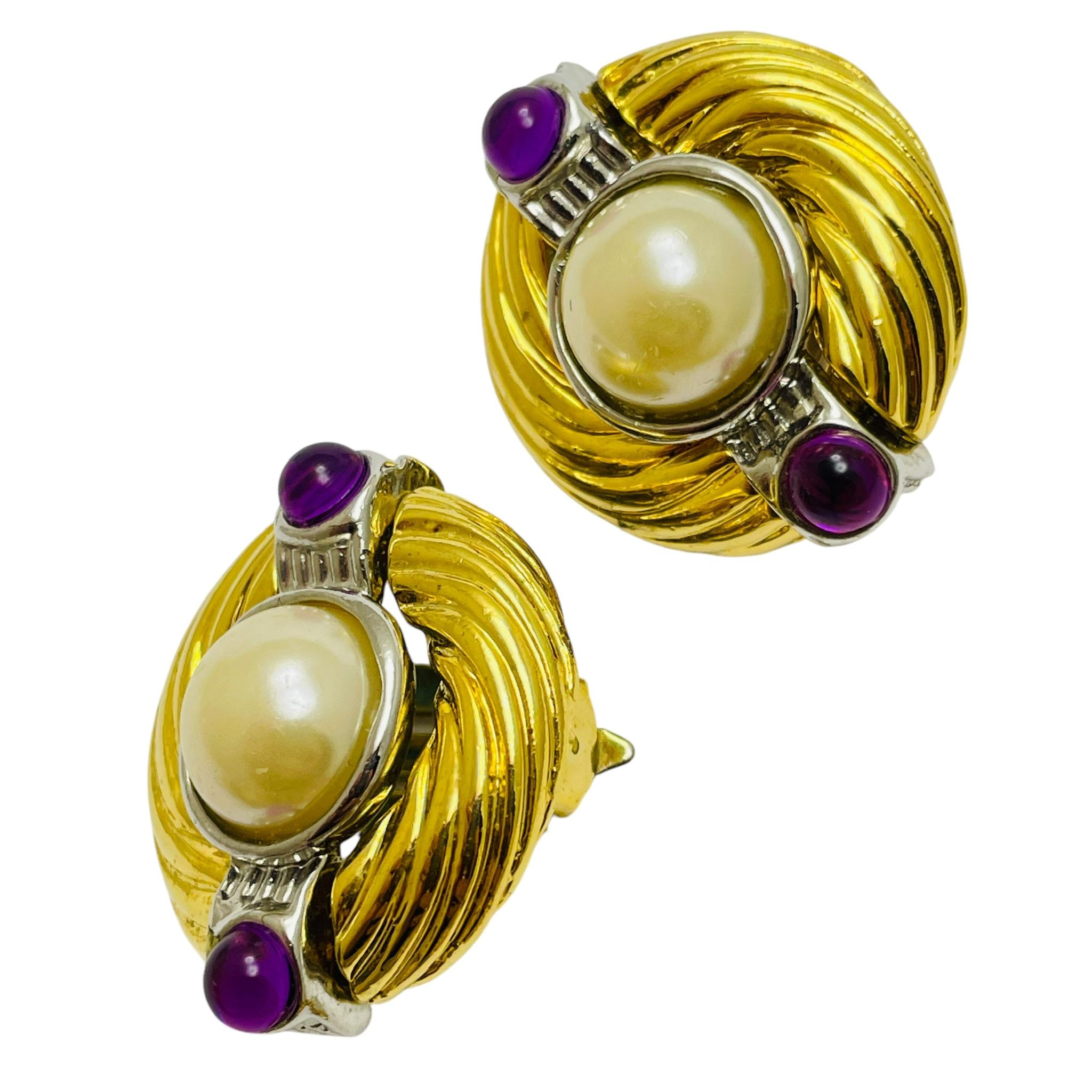 DETAILS

• unsigned 

• gold and silver tone with faux stones

• vintage designer earrings 

MEASUREMENTS  

• 

CONDITION

•  very good vintage condition with minimal signs of wear 

 Sku 48

❤️❤️  VINTAGE DESIGNER JEWELRY ❤️❤️

❤️❤️  ALEXANDER’S