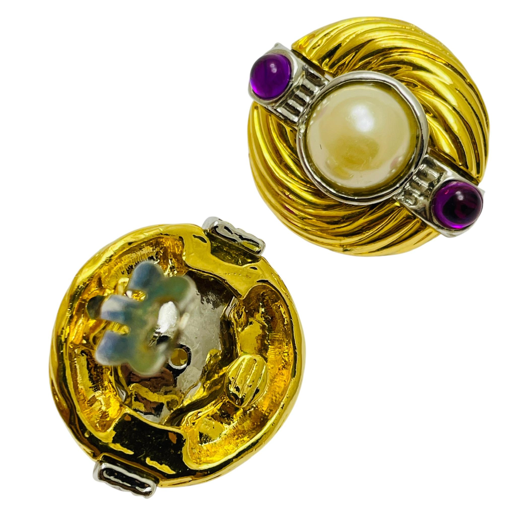 Vintage gold silver tone faux pearl purple cabs designer clip on earrings In Good Condition For Sale In Palos Hills, IL