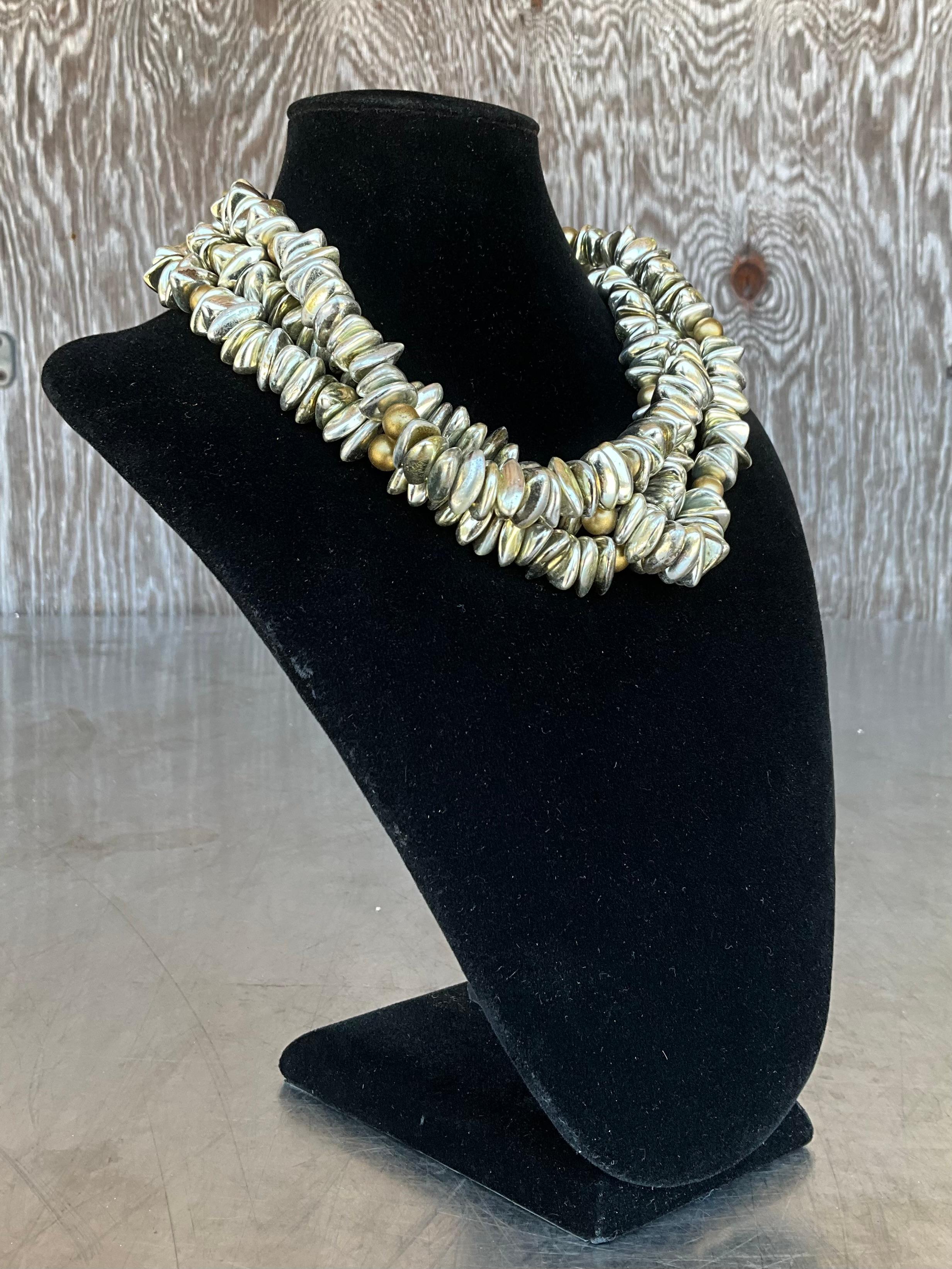 Collana di perline vintage a più fili in tonalità oro e argento in vendita 2