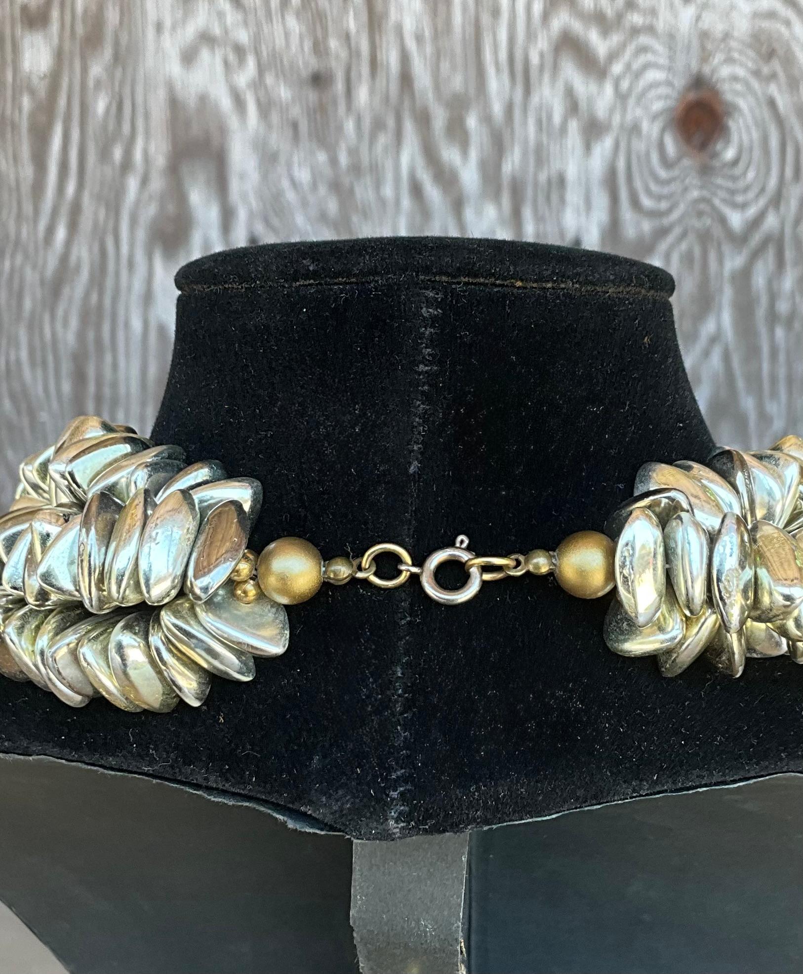 Collana di perline vintage a più fili in tonalità oro e argento in vendita 3
