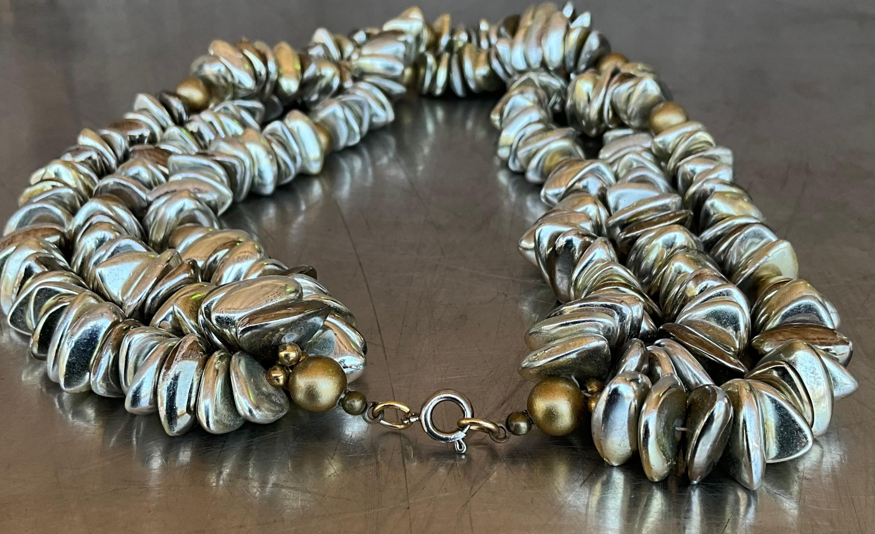 Collana di perline vintage a più fili in tonalità oro e argento in vendita 4