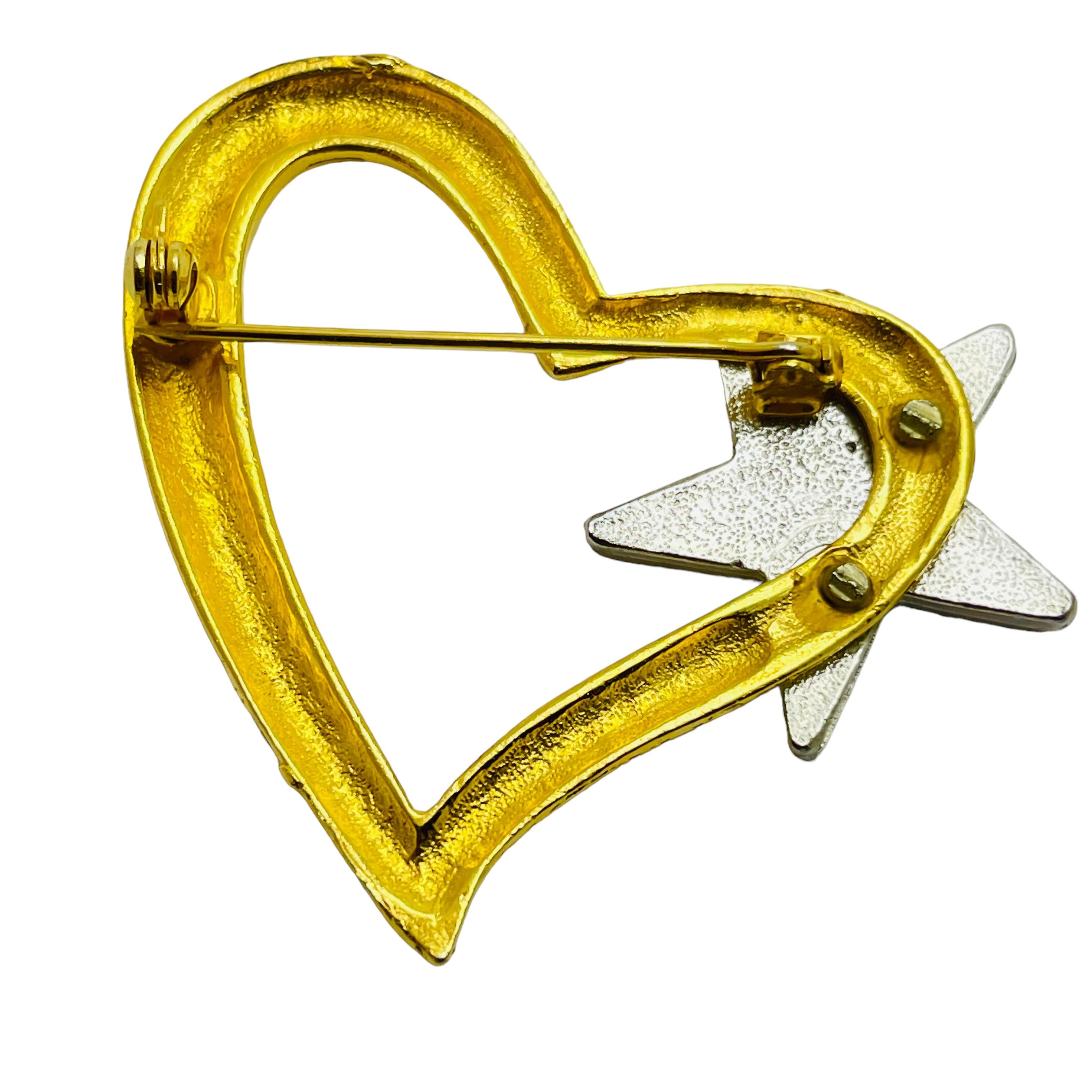 Vintage gold silver tone rhinestone heart star designer brooch In Good Condition For Sale In Palos Hills, IL