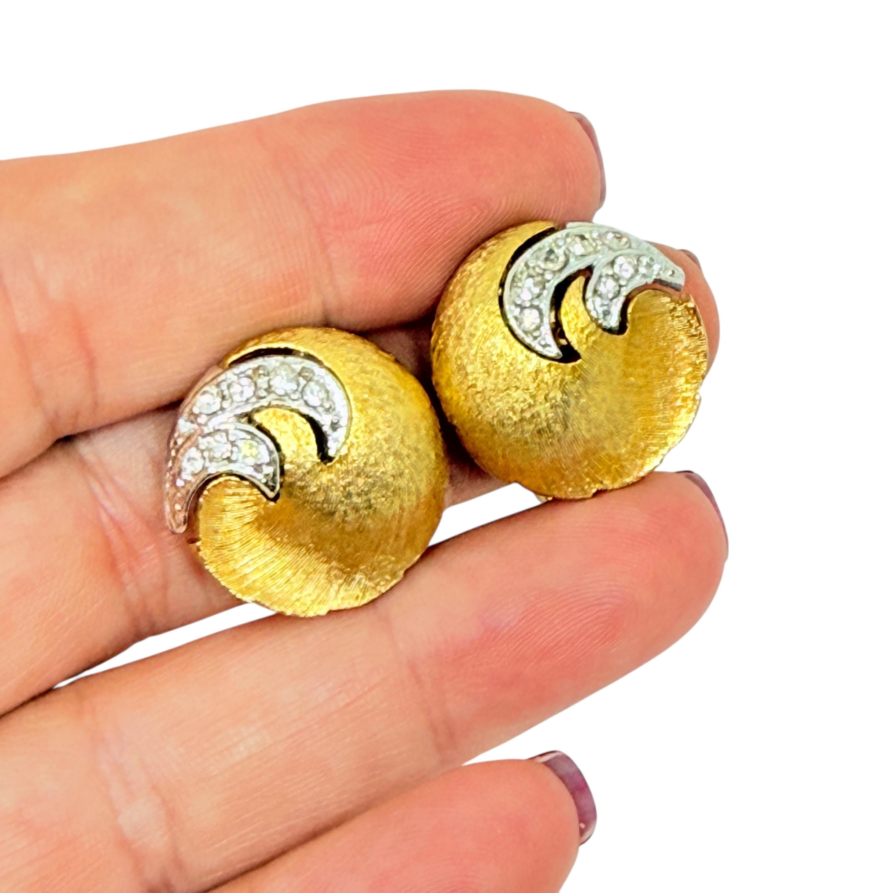 DETAILS

• unsigned 

• gold and silver tone  

• vintage designer earrings
 
MEASUREMENTS  

• CONDITION

•  very good vintage condition with minimal signs of wear 

 Sku 53

❤️❤️   VINTAGE DESIGNER JEWELRY   ❤️❤️

❤️❤️  ALEXANDER’S BOUTIQUE  ❤️❤️