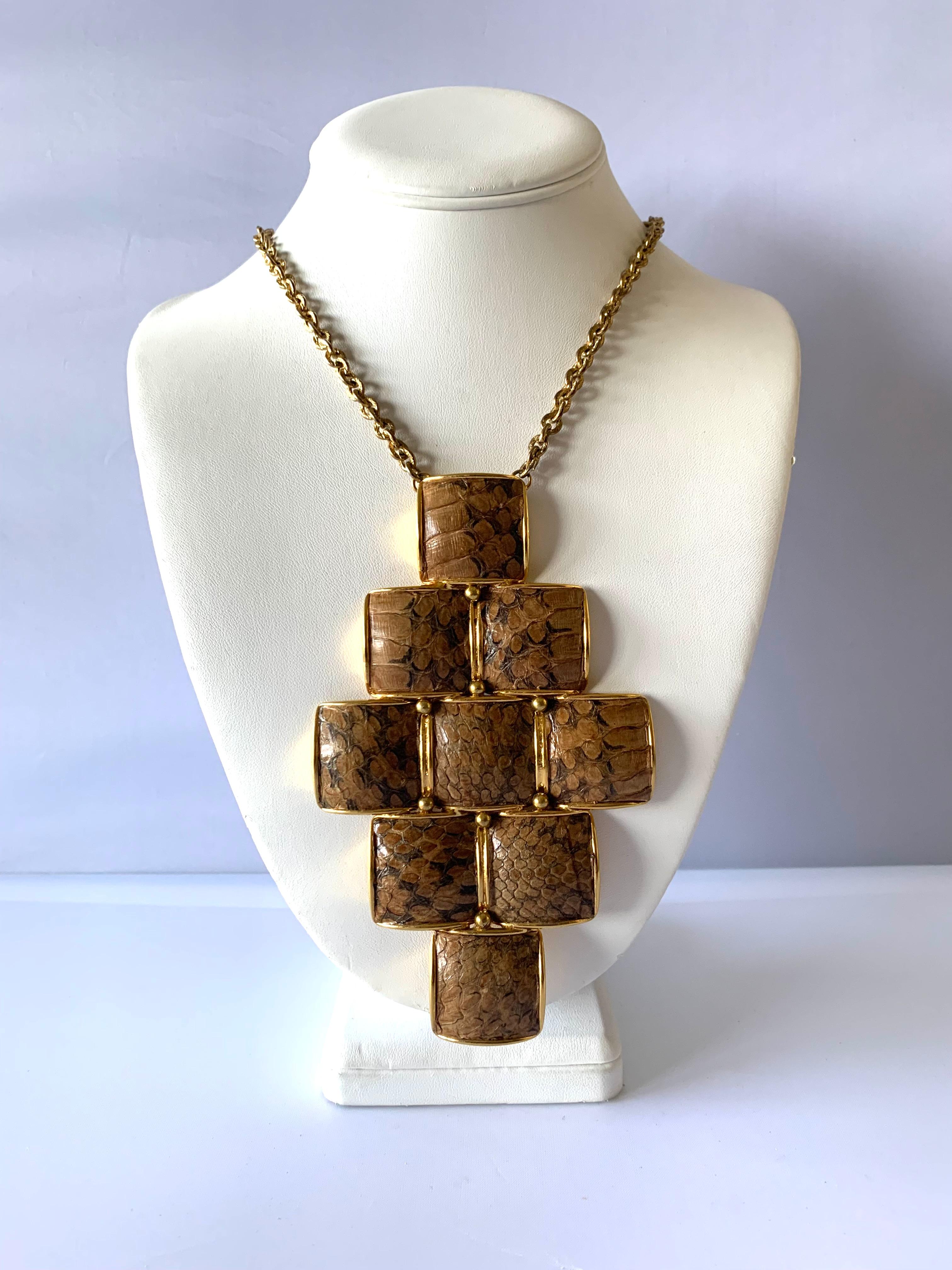 Vintage gilt metal chain snakeskin modernist pendant necklace, by William de Lillo NY. circa 1969, signed piece. The pendant measures 5.50