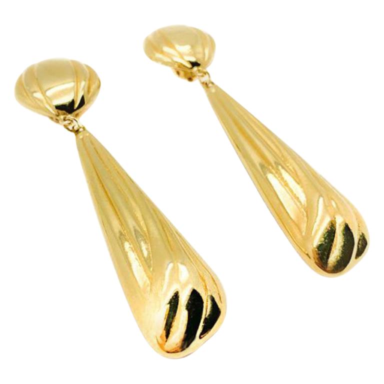 Stunning statement Vintage Gold Drop Earrings from the 1990s. Featuring high quality, stylised gold plated metal tops and long drops. In very good vintage condition, measuring a very long approx. 9cm. A stunning pair of vintage statement clip on