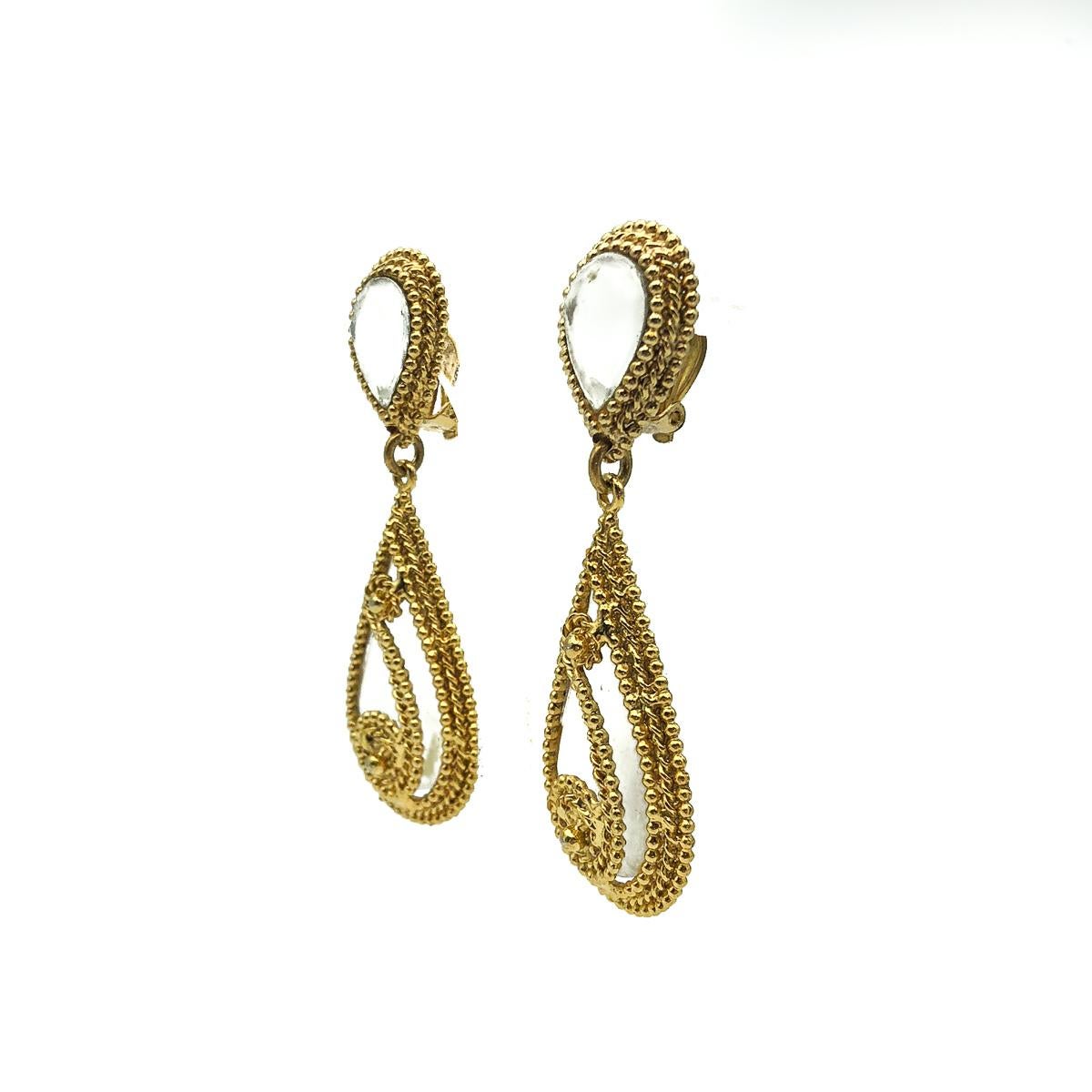 Striking statement Vintage Swirl Earrings, most likely French. Crafted with high quality gold plated metal and opaque resin panels. In very good vintage condition, 8.3cms. A beautiful pair of statement earrings that find the perfect balance between