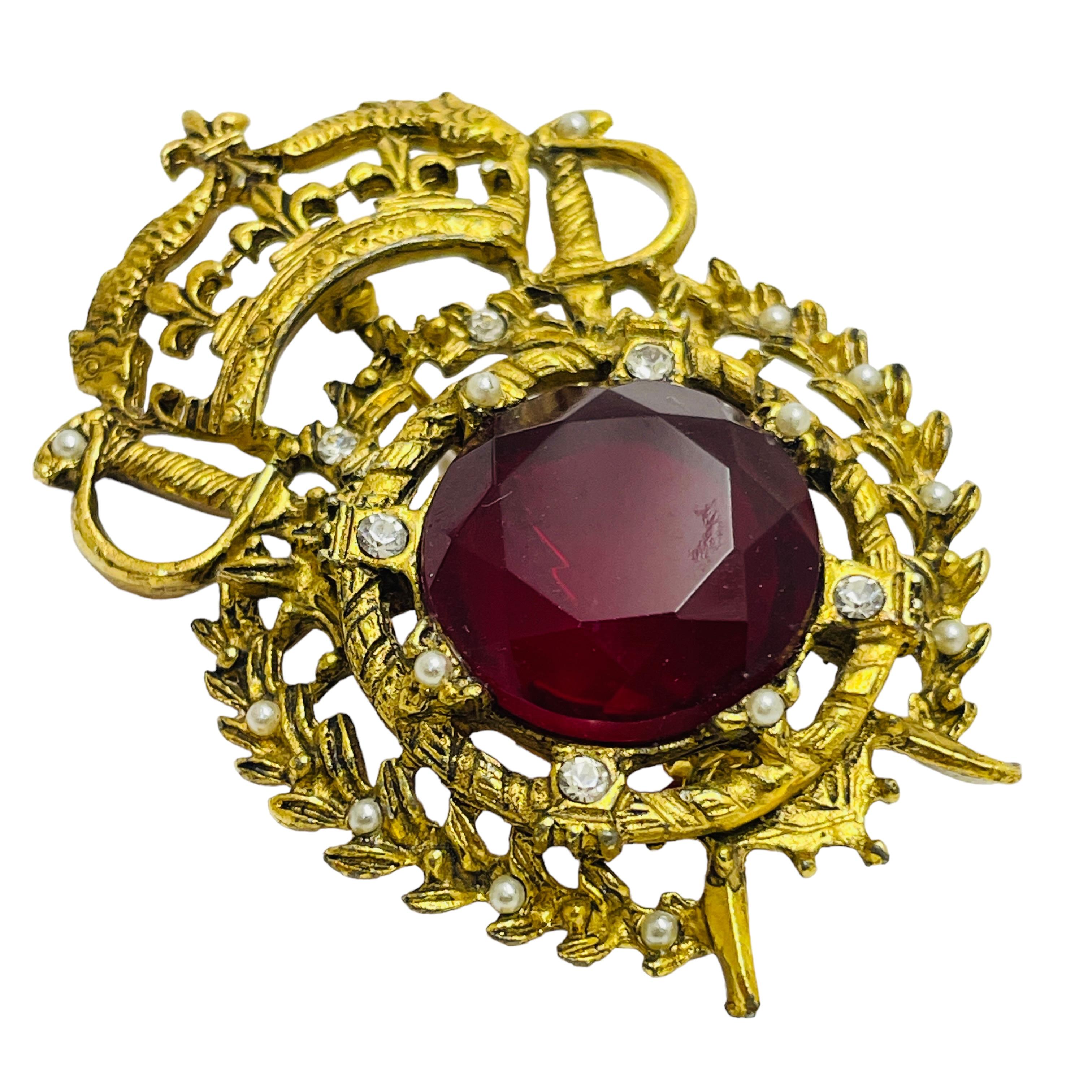 DETALLES

- sin signo

- tono dorado con cristal

- broche vintage de diseño

MEDIDAS  

- 

CONDICIÓN

-  muy buen estado vintage con mínimos signos de desgaste 

 Código 44

❤️❤️  JOYAS DE DISEÑO VINTAGE ❤️❤️

❤️❤️  BOUTIQUE DE ALEXANDER  ❤️❤️