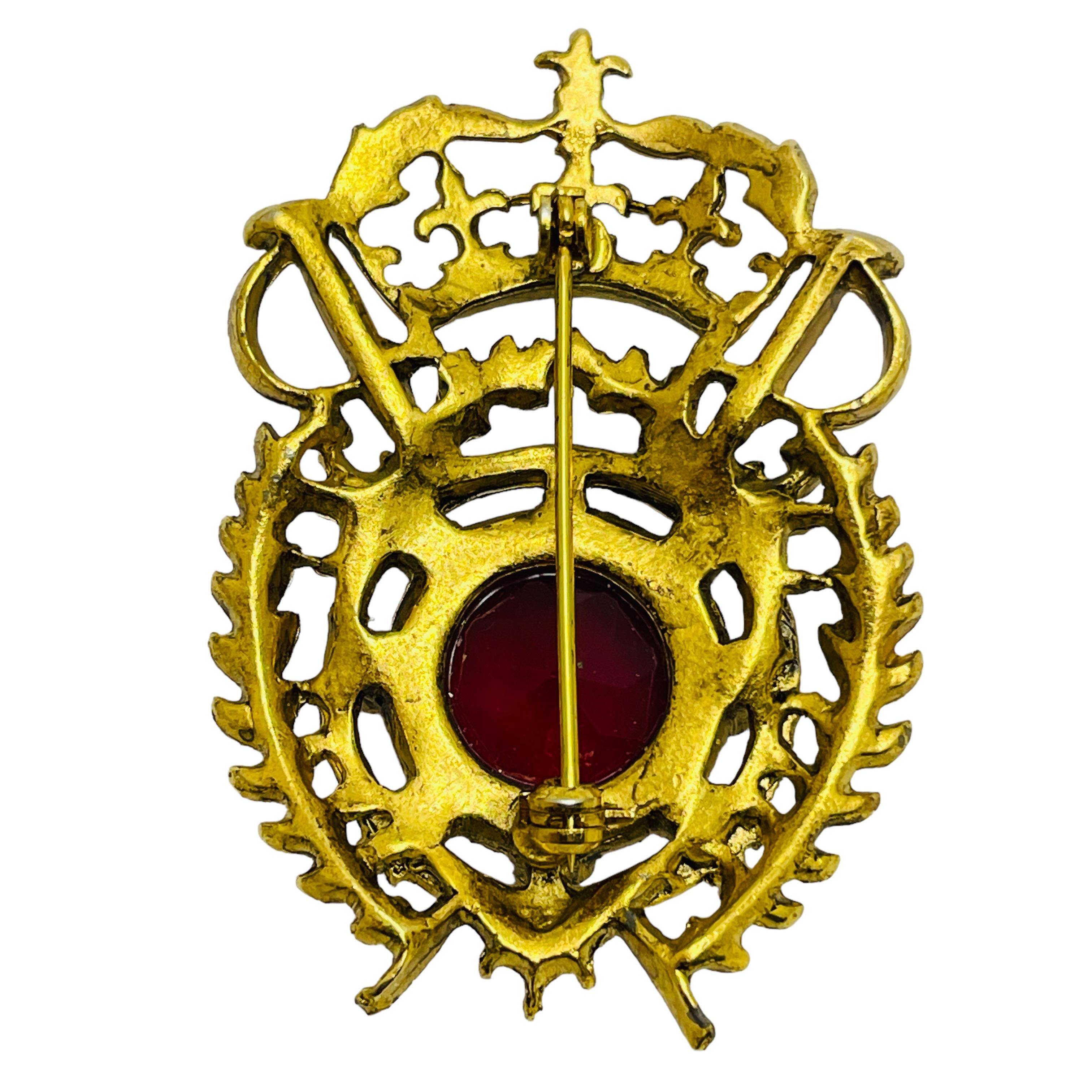 Broche vintage de oro espadas corona escudo rubí cristal de diseño en Bueno estado para la venta en Palos Hills, IL
