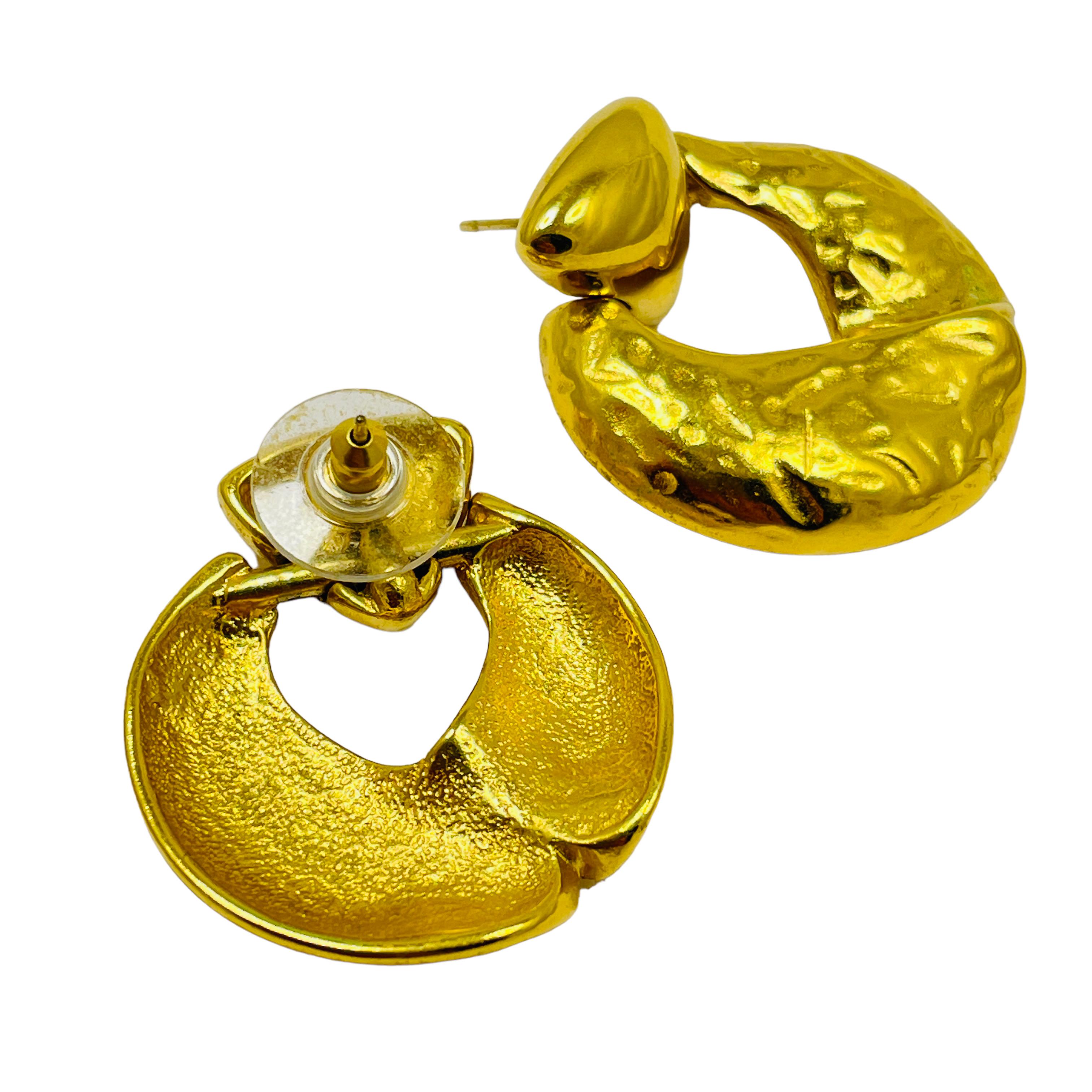 Vintage gold textured door knocker designer pierced earrings In Good Condition For Sale In Palos Hills, IL