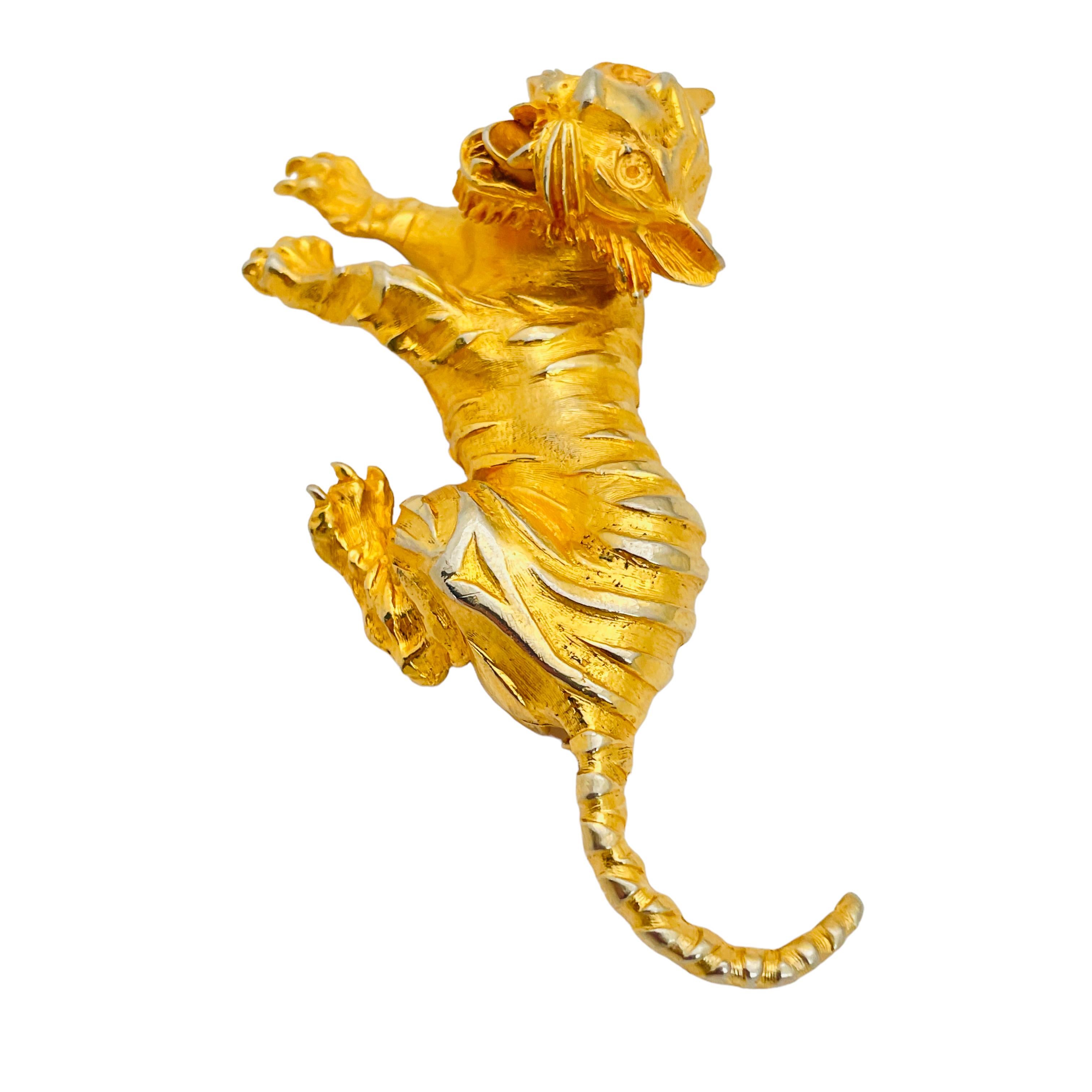 Vintage gold tiger designer runway brooch pendant In Fair Condition For Sale In Palos Hills, IL