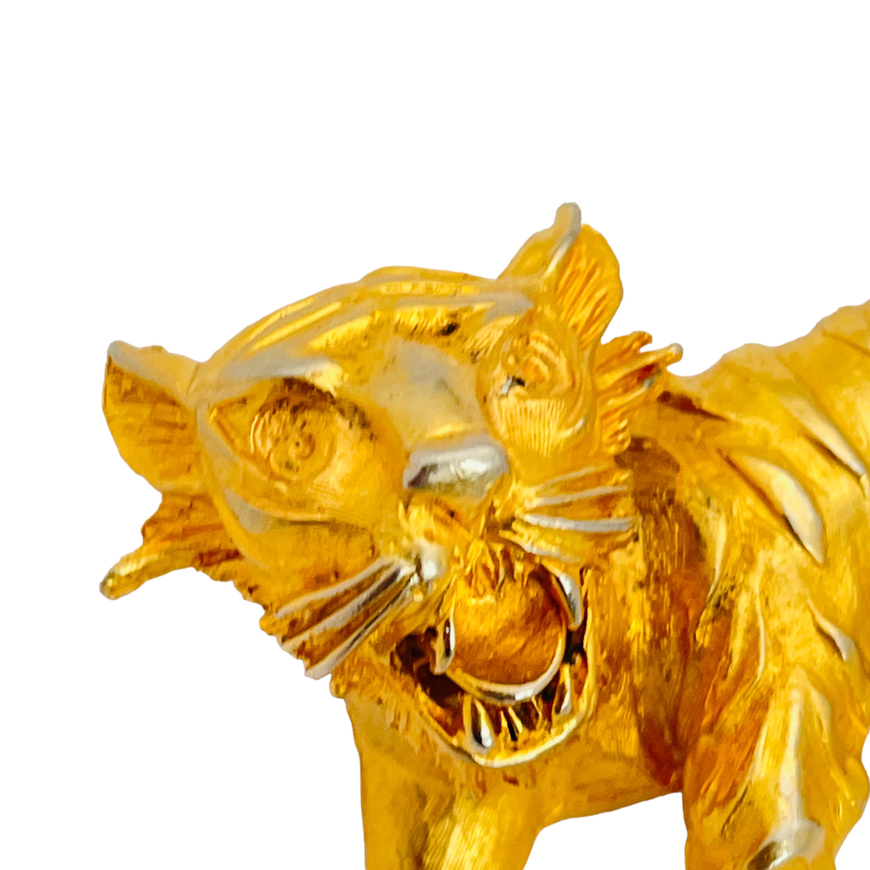 Vintage gold tiger designer runway brooch pendant For Sale 1