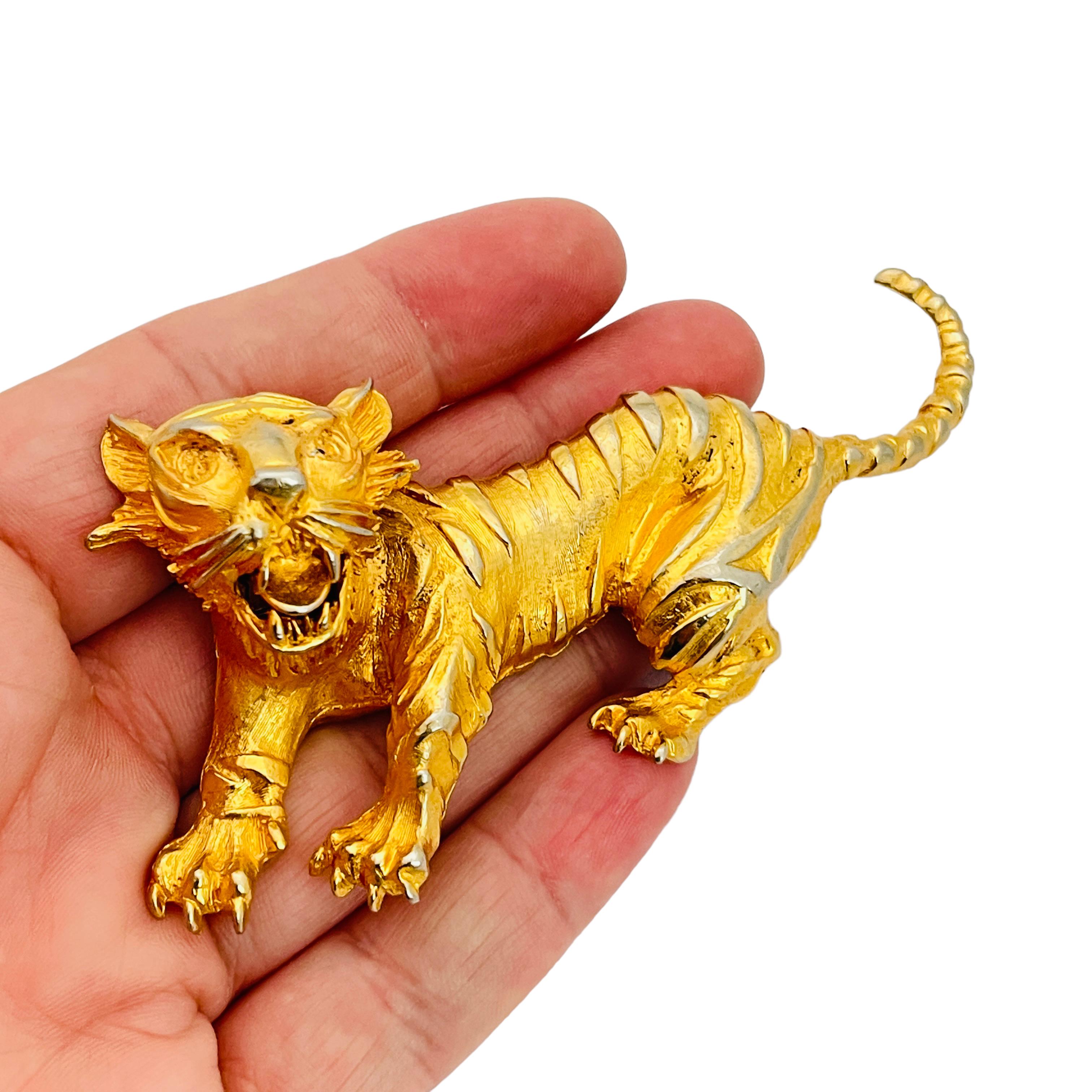 Vintage gold tiger designer runway brooch pendant For Sale 3