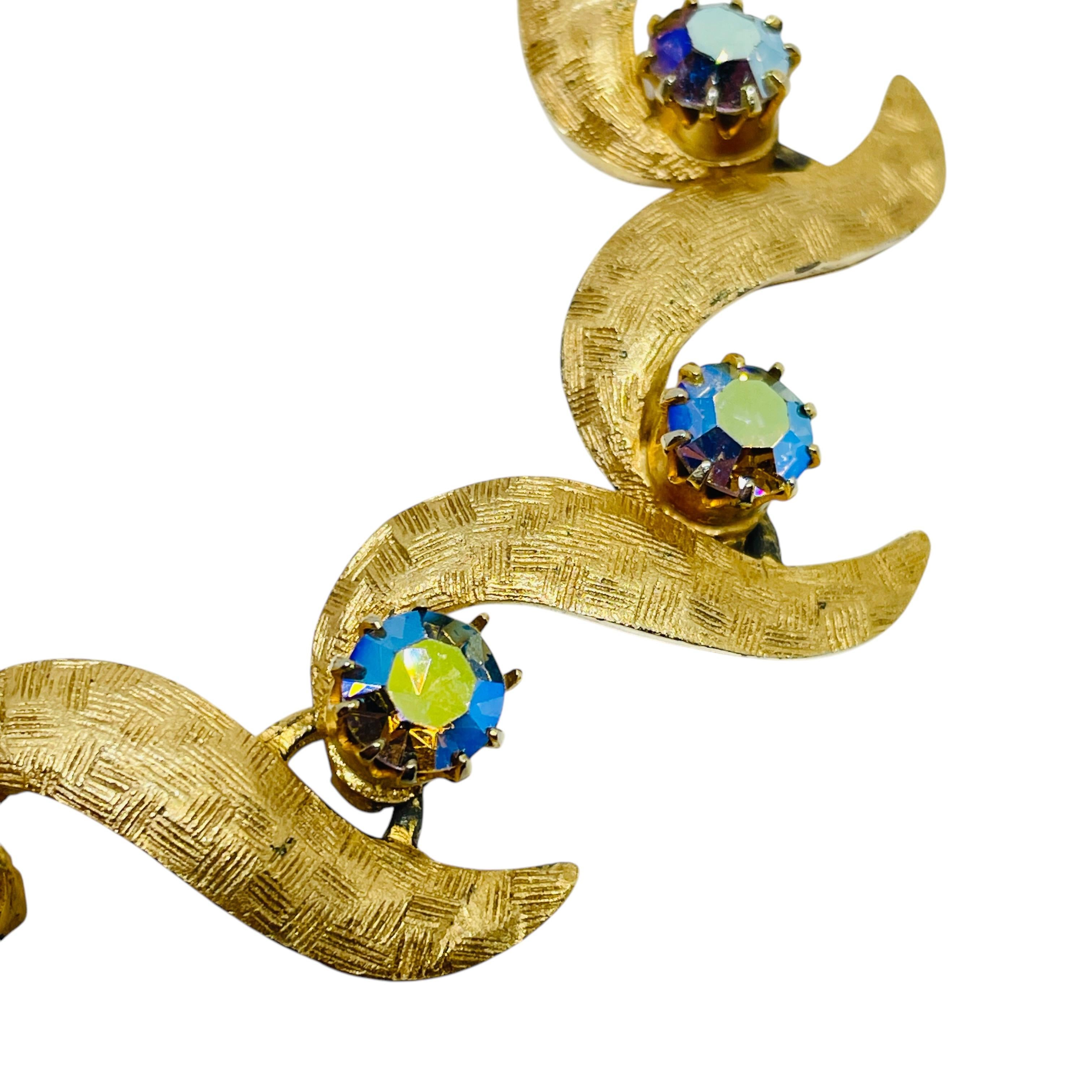 DÉTAILS

• non signé

• ton or avec strass

• bracelet design vintage 

MESURES

• s'adapte jusqu'à 7,5