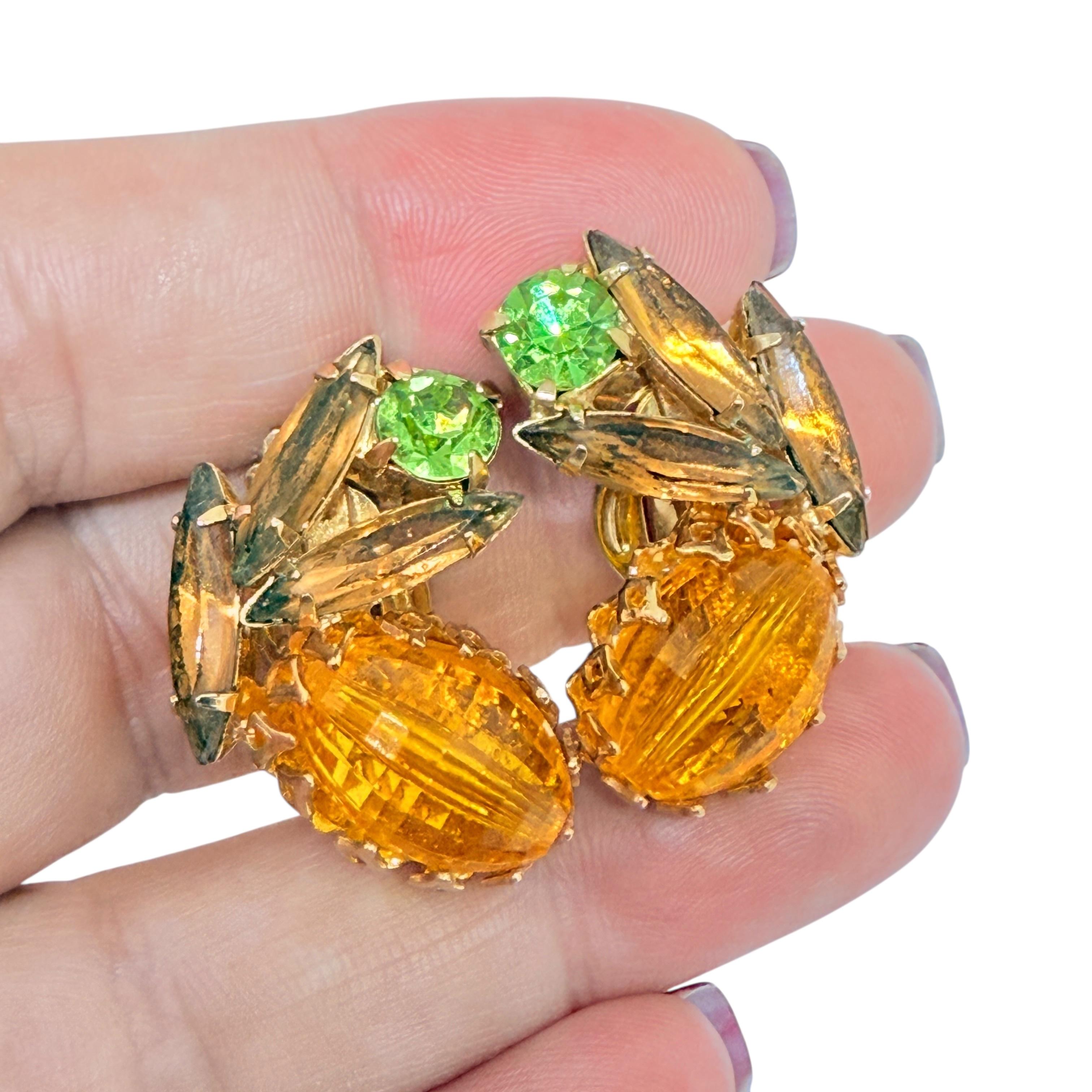 DETAILS

- • ohne Vorzeichen 

- • goldfarben mit Glas 

- • Vintage-Designer-Ohrringe
 
MASSNAHMEN  

- • CONDIT

- •  sehr guter Vintage-Zustand mit minimalen Gebrauchsspuren 

 Sku 53

❤️❤️   VINTAGE-DESIGNER-SCHMUCK   ❤️❤️

❤️❤️  ALEXANDER'S