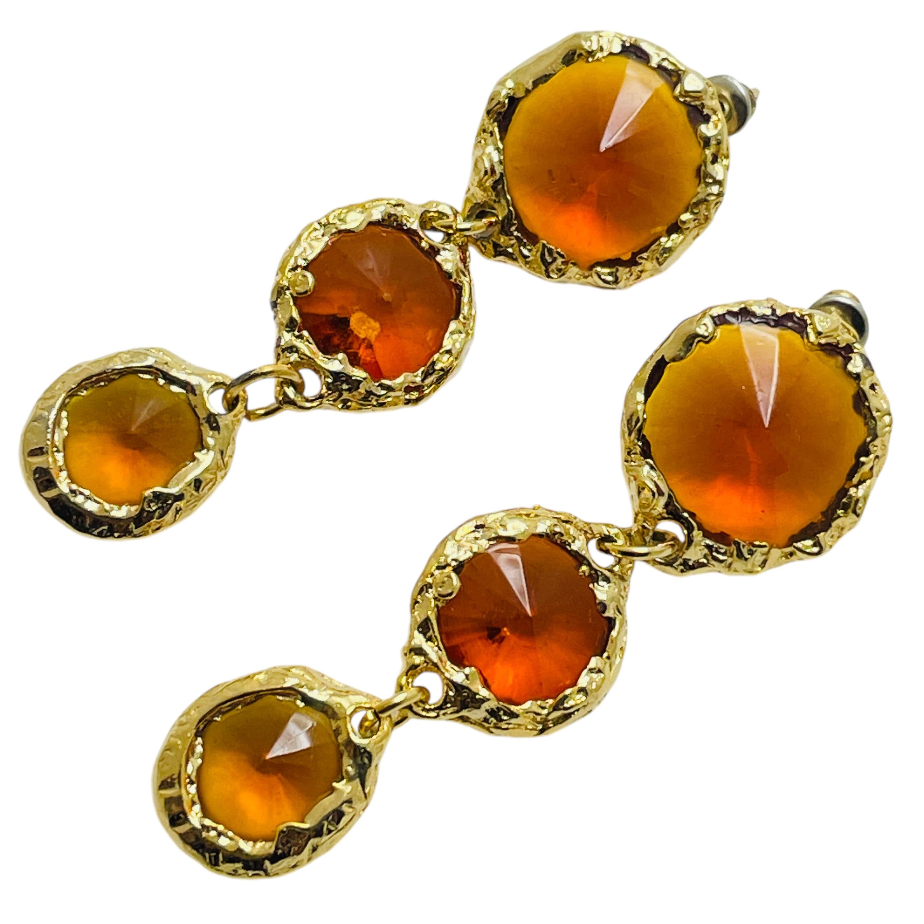 DETAILS

• unsigned 

• gold tone with glass

• vintage designer earrings

MEASUREMENTS  

• 

CONDITION

•  very good vintage condition with minimal signs of wear 

 Sku 47

❤️❤️  VINTAGE DESIGNER JEWELRY ❤️❤️

❤️❤️  ALEXANDER’S BOUTIQUE  ❤️❤️  