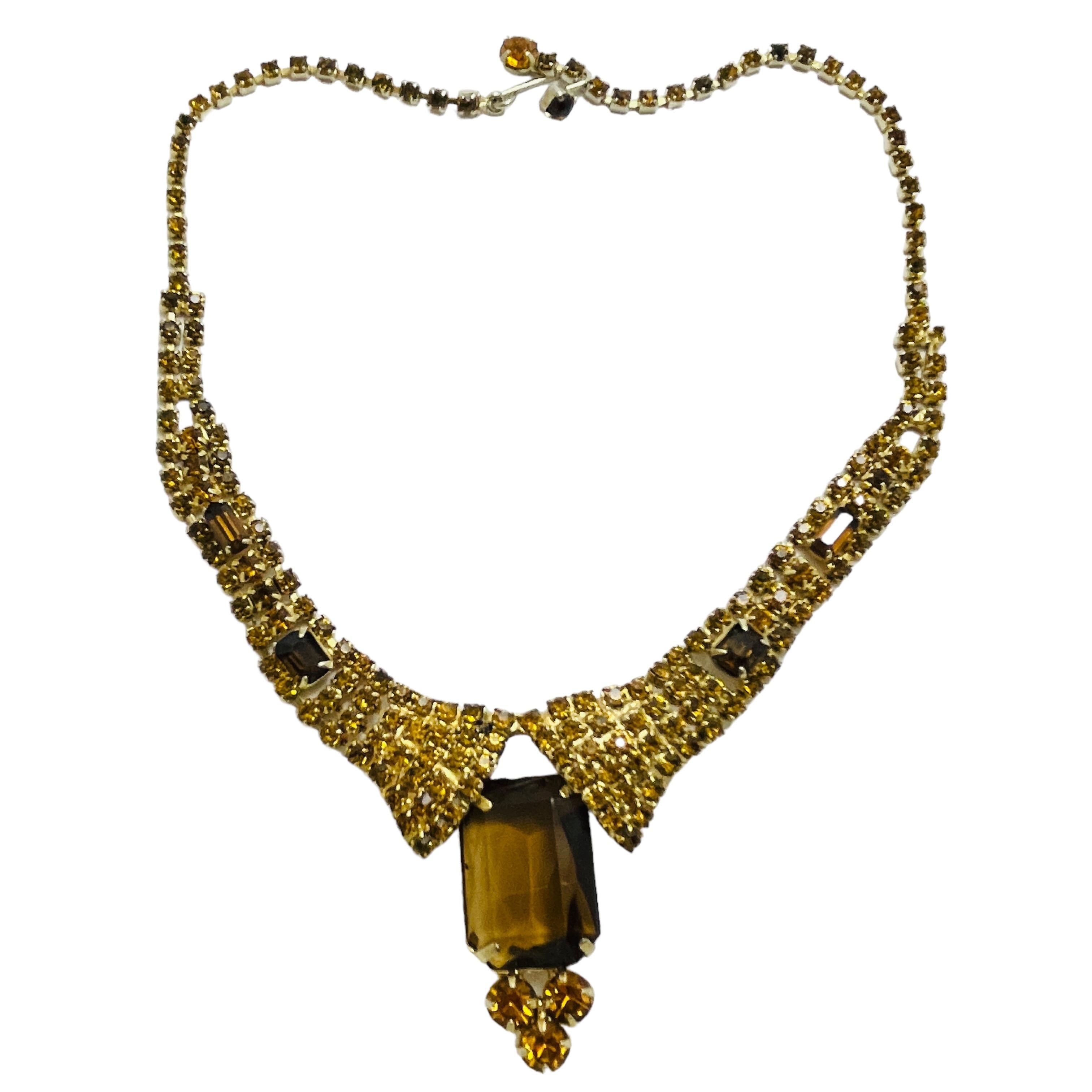 DETAILS

• unsigned 

• gold tone with glass stones

• vintage designer necklace

MEASUREMENTS  

• 

CONDITION

•  very good vintage condition with minimal signs of wear 

 Sku 42

❤️❤️  VINTAGE DESIGNER JEWELRY ❤️❤️

❤️❤️  ALEXANDER’S BOUTIQUE 